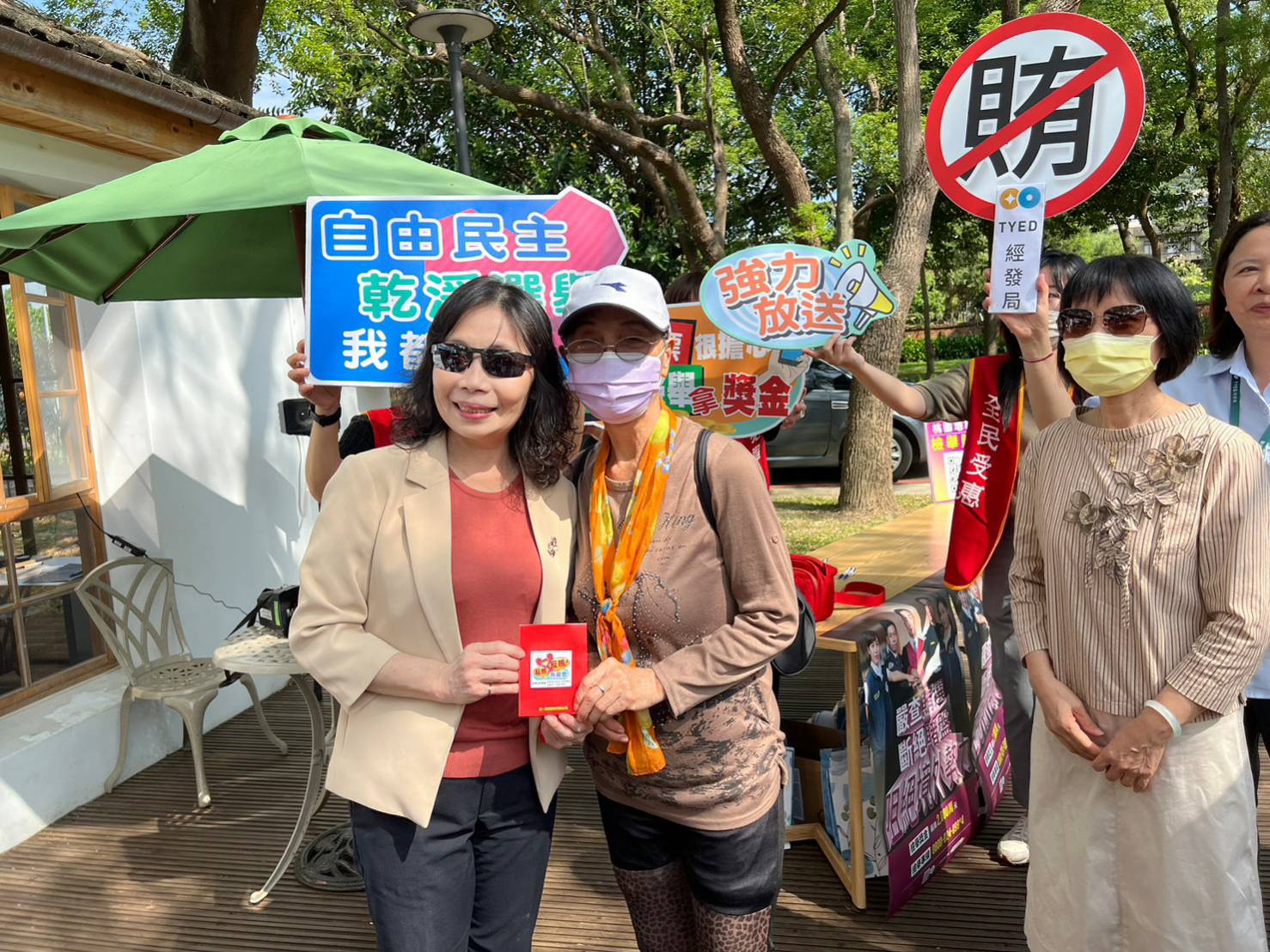 檢察長與民眾合照