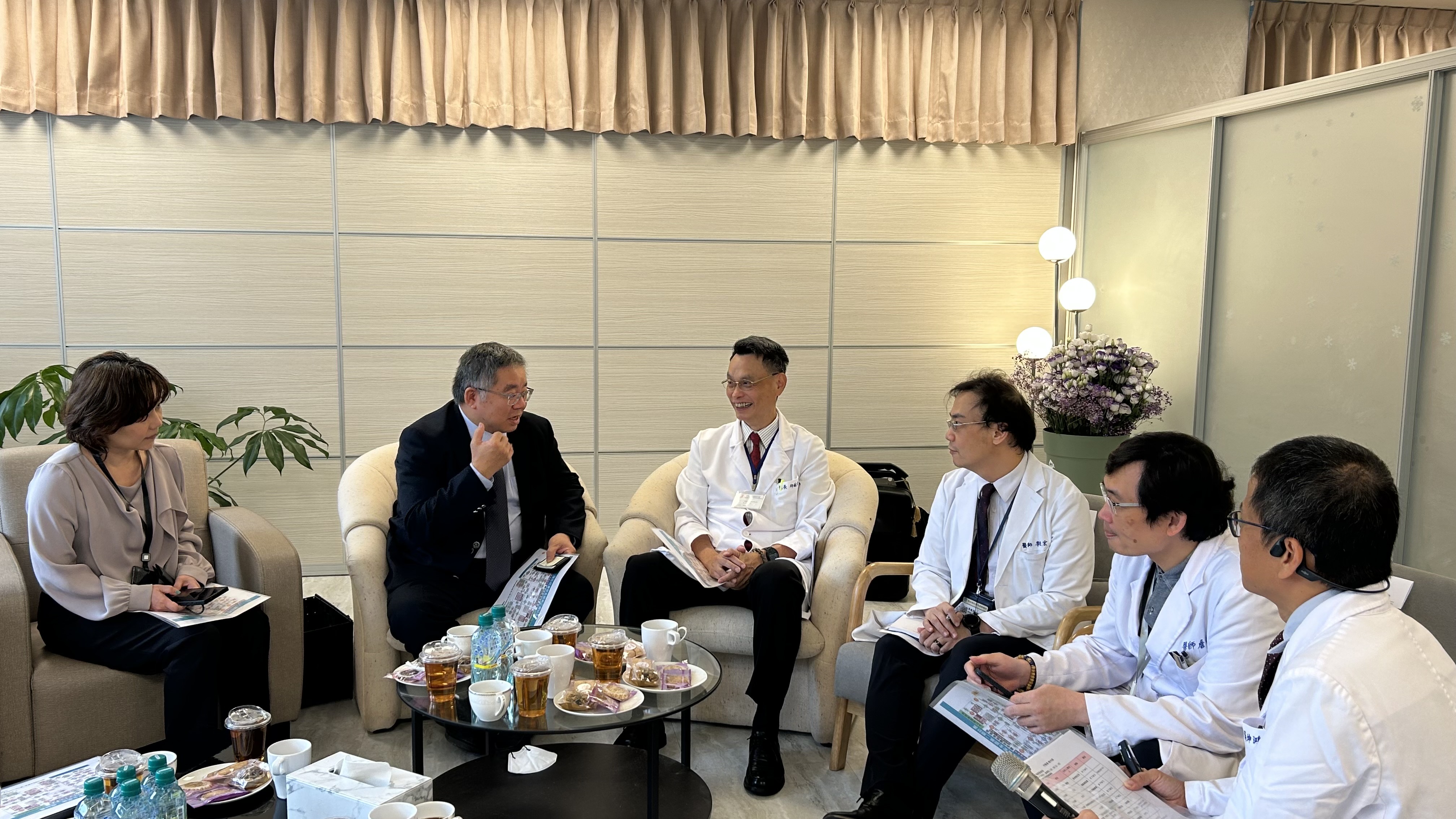 圖三、戴文亮檢察長與桃園療養院治療團隊進行交流討論