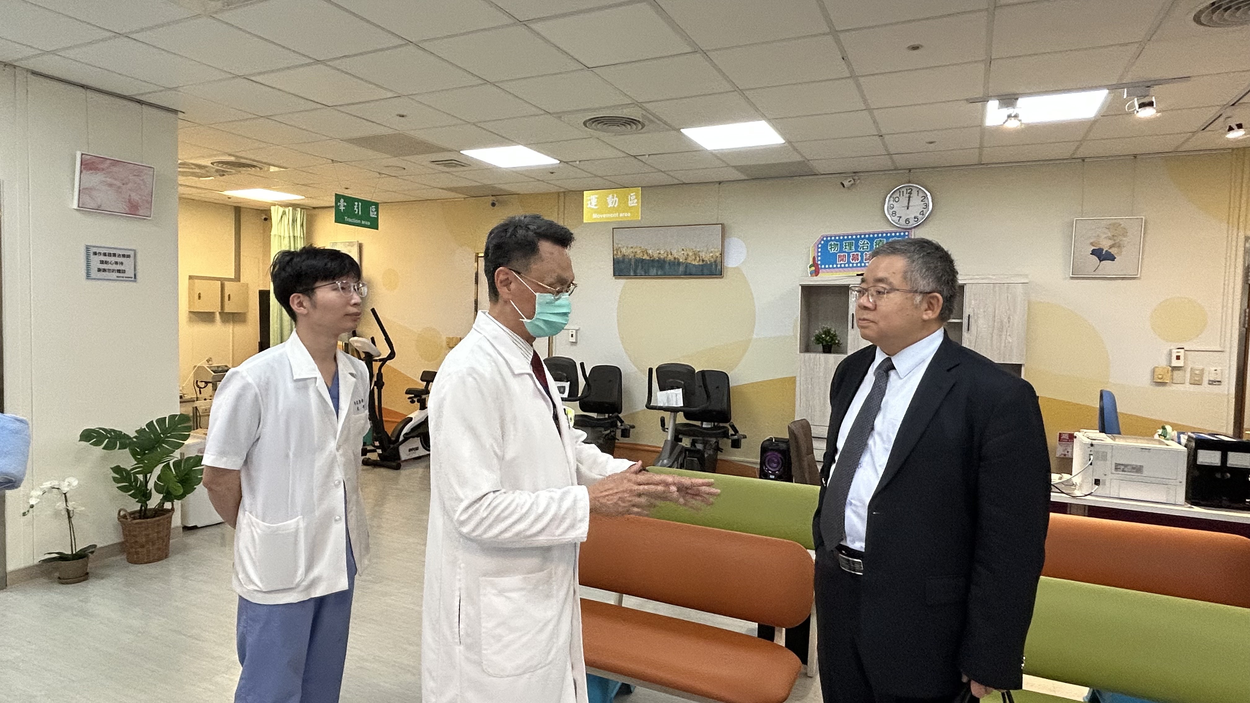 圖七、戴文亮檢察長參訪桃療「樂活悠物理治療室」