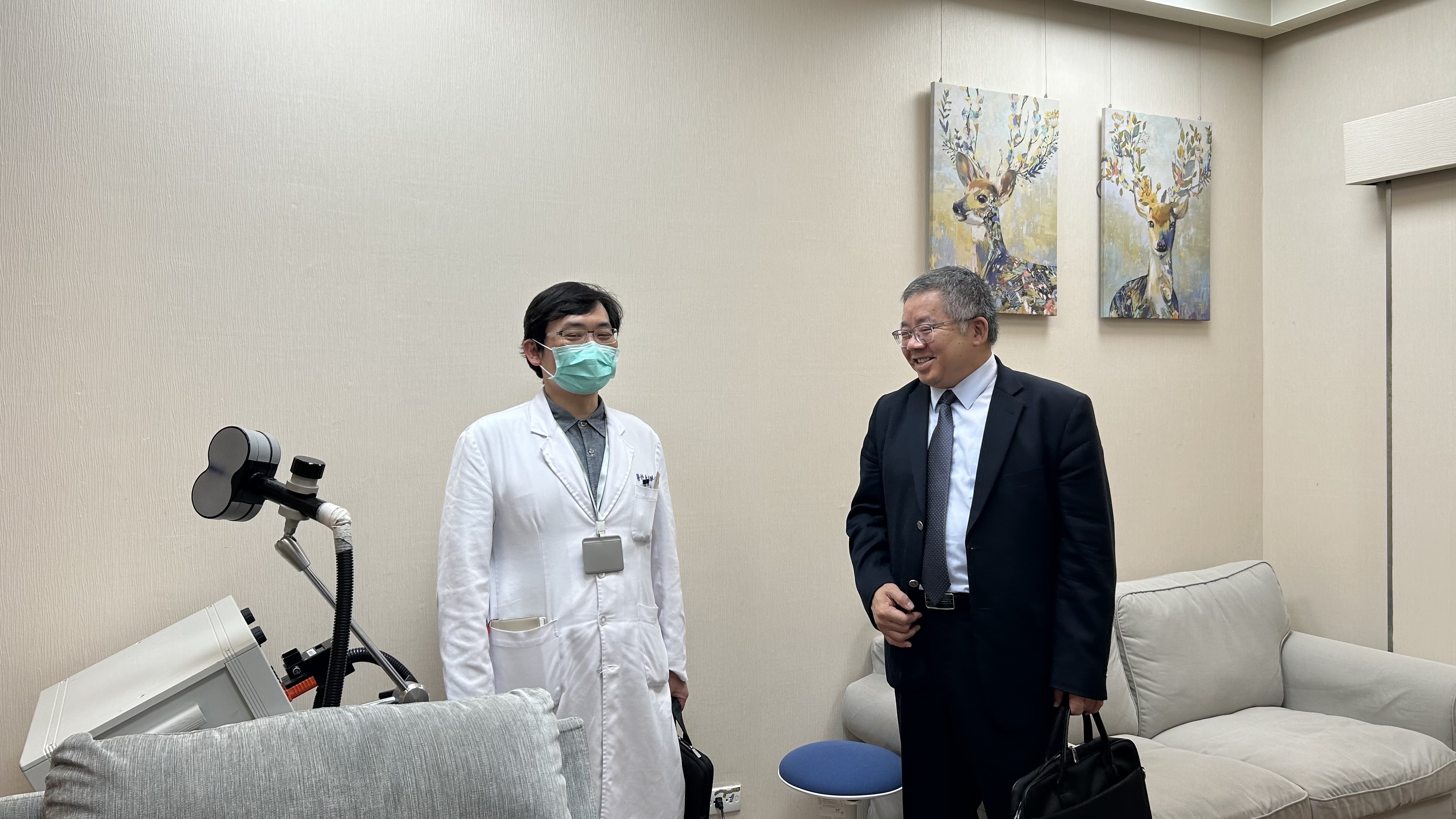 圖六、戴文亮檢察長親訪顱磁刺激室