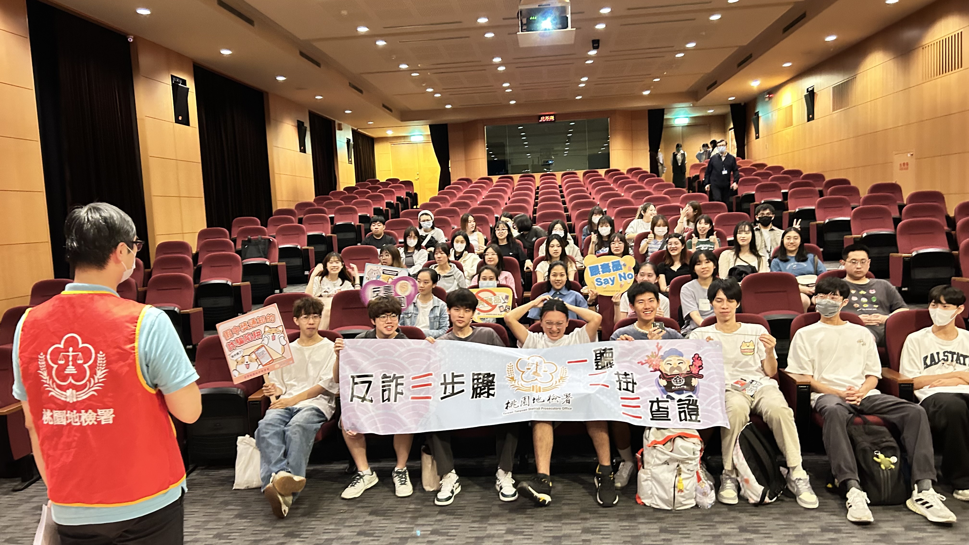 圖一、桃園地檢署向參訪觀光工廠之中央大學同學及其他民眾進行反毒打詐宣導