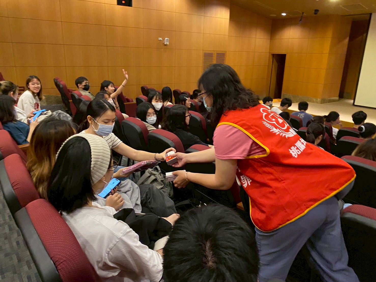 圖四、以有獎徵答方式與參訪同學及民眾互動，加深宣導印象。