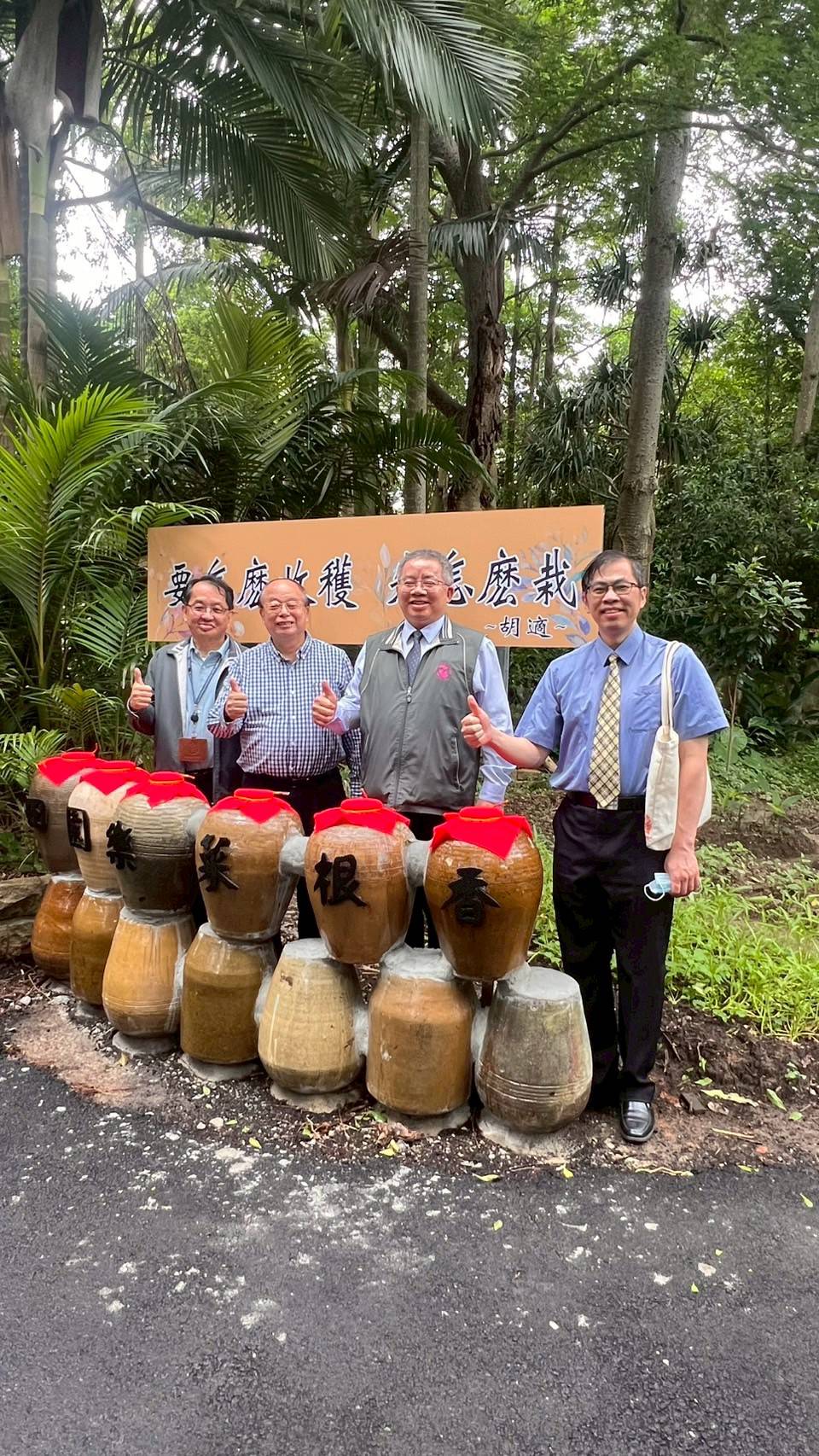 3社勞人進行泥作，讓桃園仁愛之家開心菜園的門面，有了代表性的標誌-田園樂菜根香！