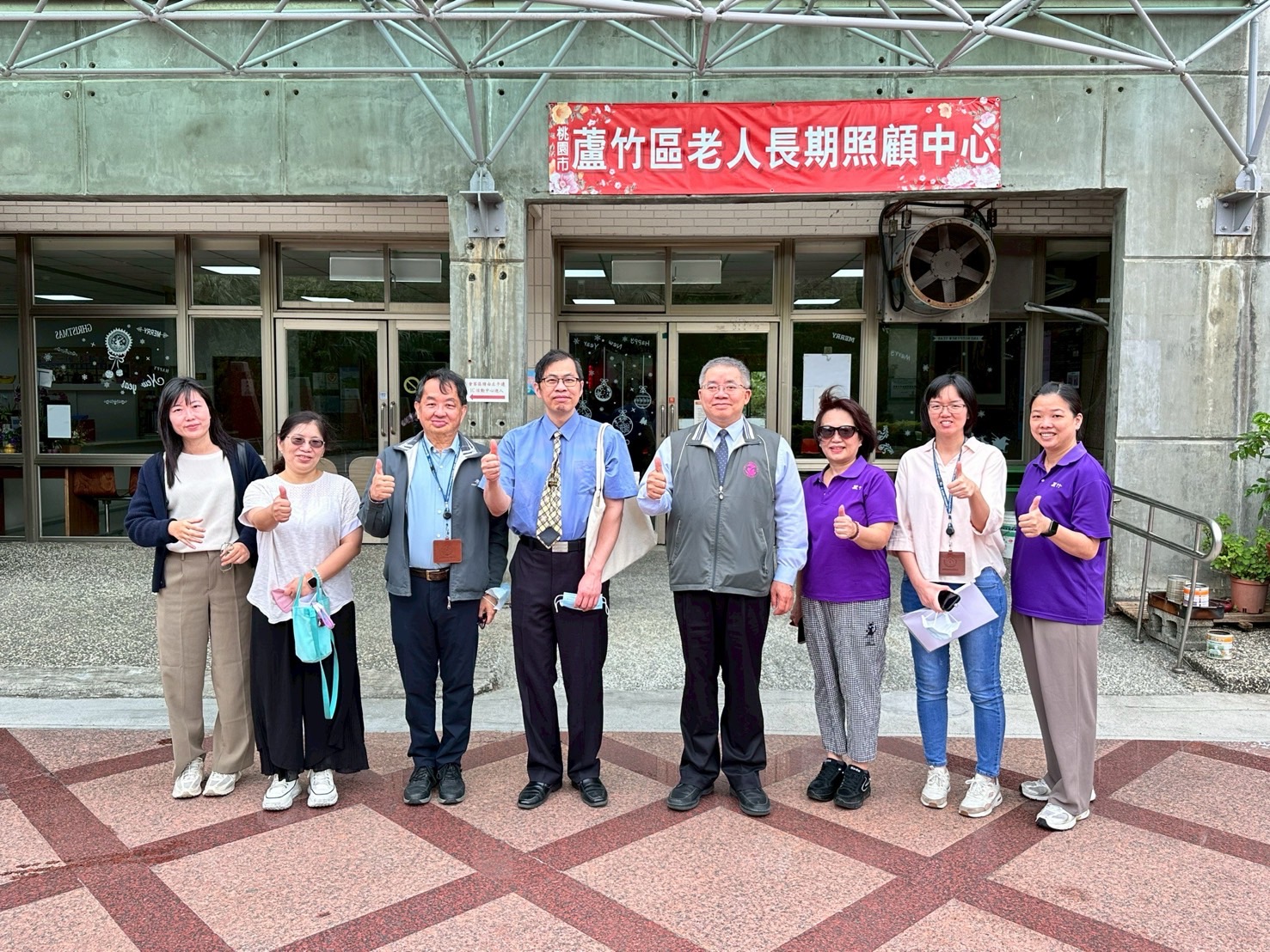 2戴檢察長與康莊長照中心楊芷茜主任合影留念,象徵社會勞動制度與在地機構合作無間,攜手推動復歸社會的正向力量