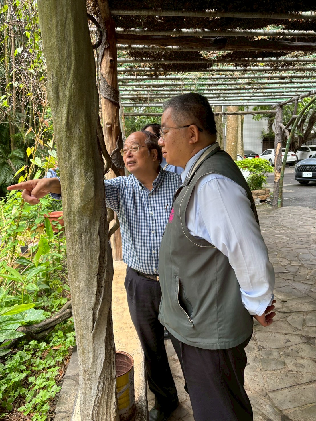4仁愛之家李建榮董事長向檢察長說明，開心菜園是由2位社勞人進行初步整地種植，規劃日後讓老人家進行簡易農作或到此處乘涼