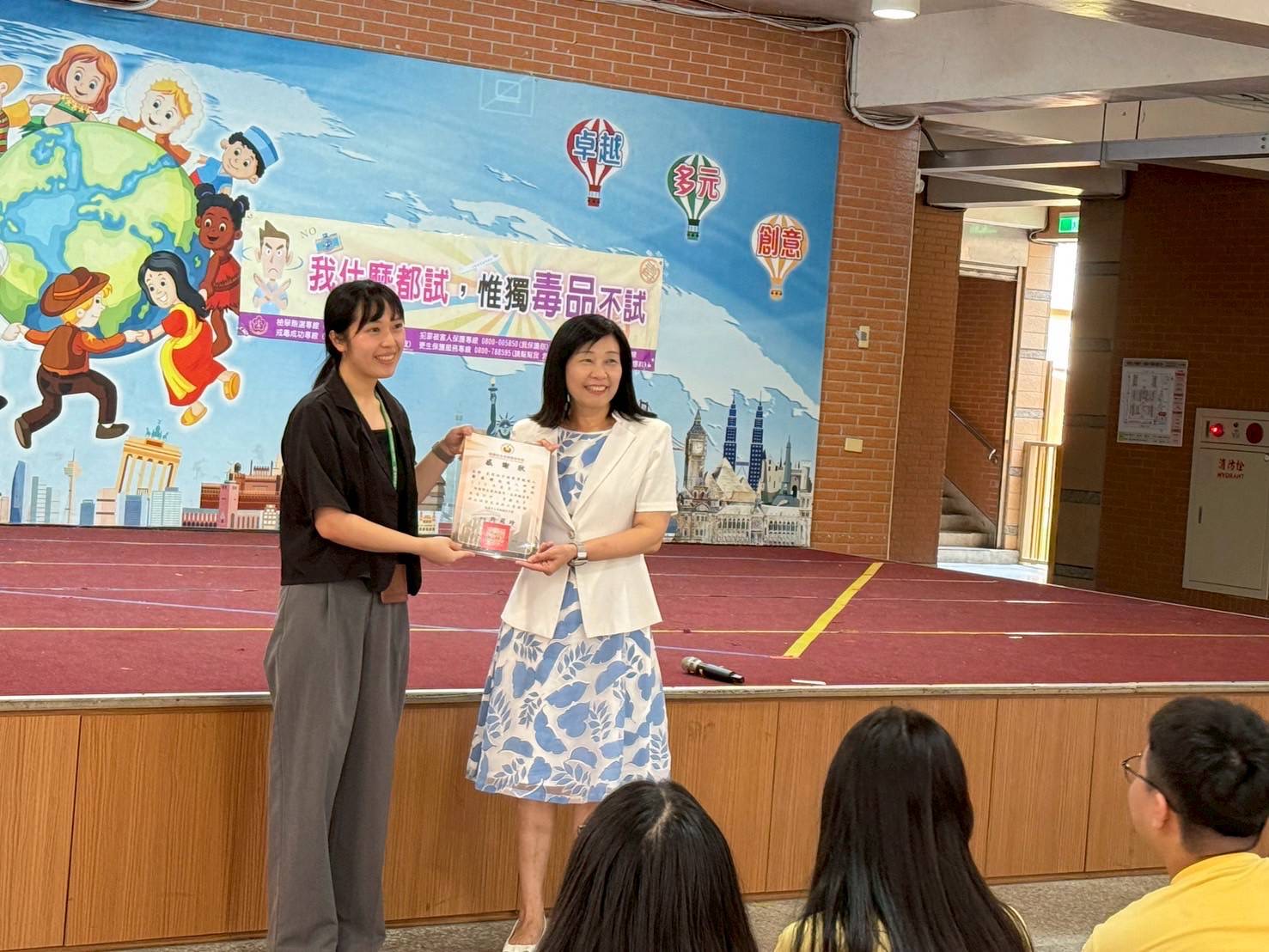 幸福國中校長許菀玲致贈梁姿婷觀護人感謝狀