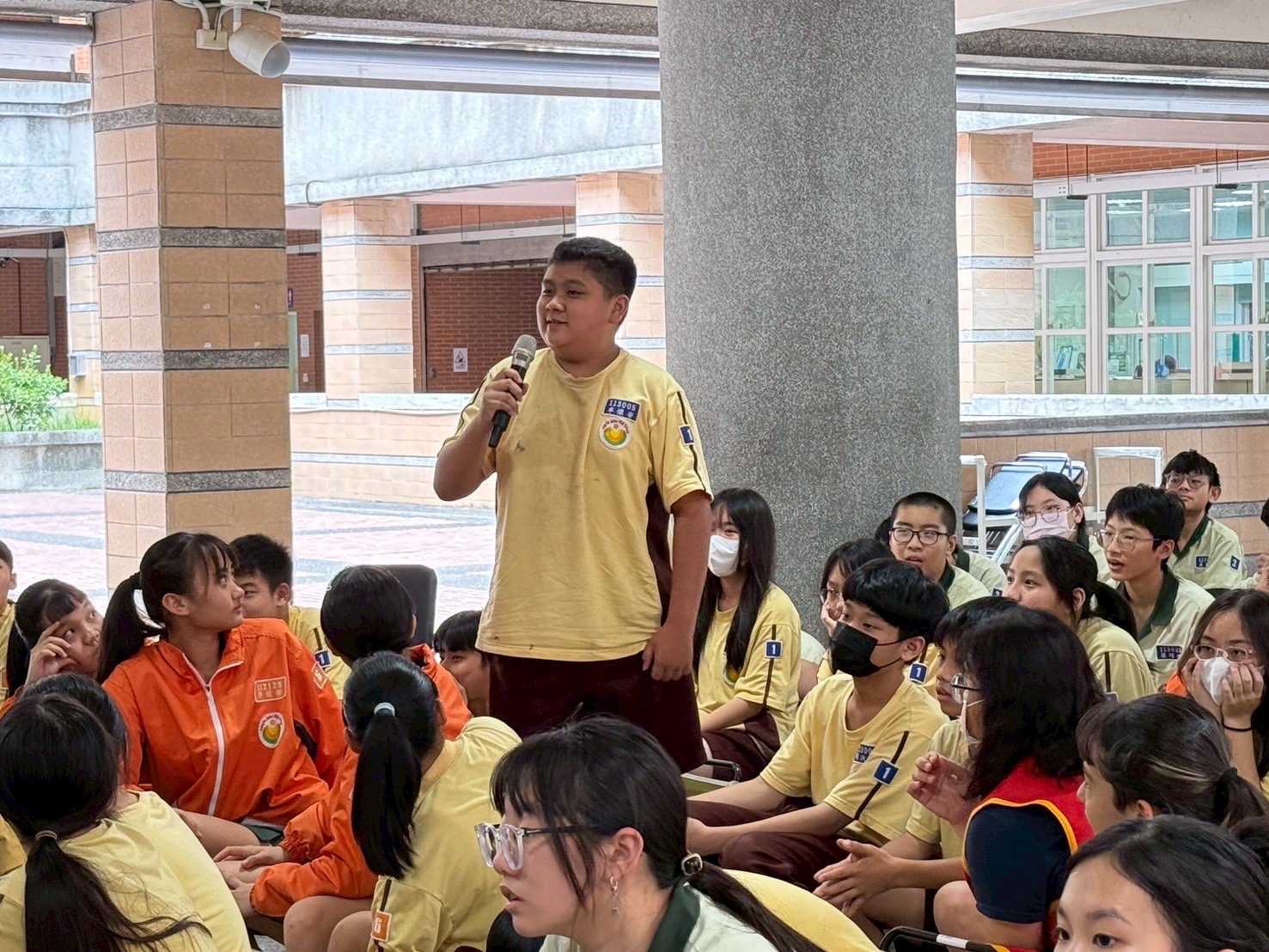 學生認真聽講，回答問題，侃侃而談