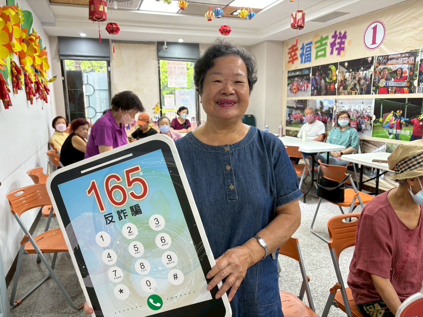 民眾手持打詐的標語165