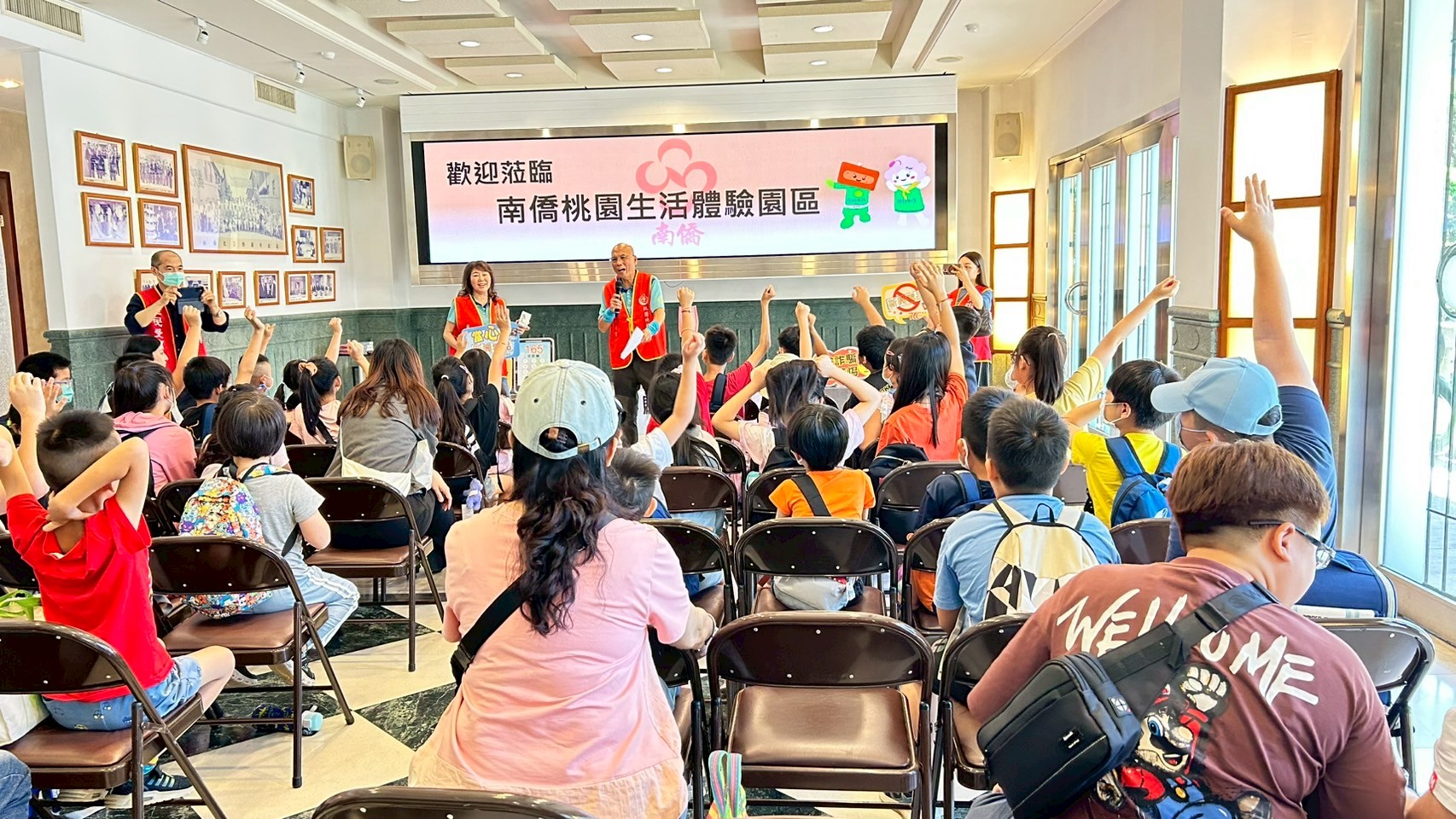 宣導團與協進會同仁有獎徵答與同學熱情互動