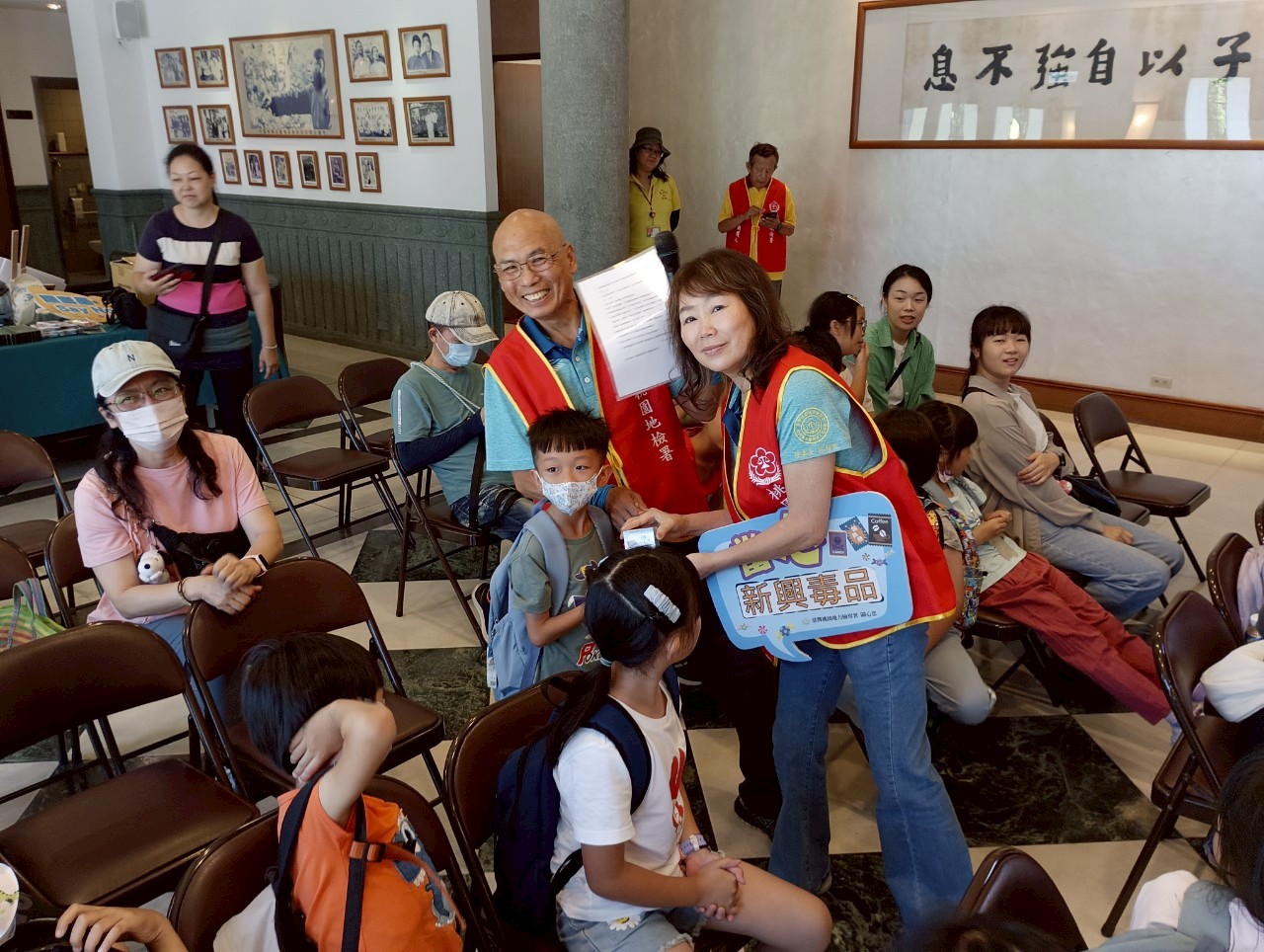 桃園市榮譽觀護人協進會理事長林彩紋頒發有獎徵答禮物給答對題目的同學以資鼓勵