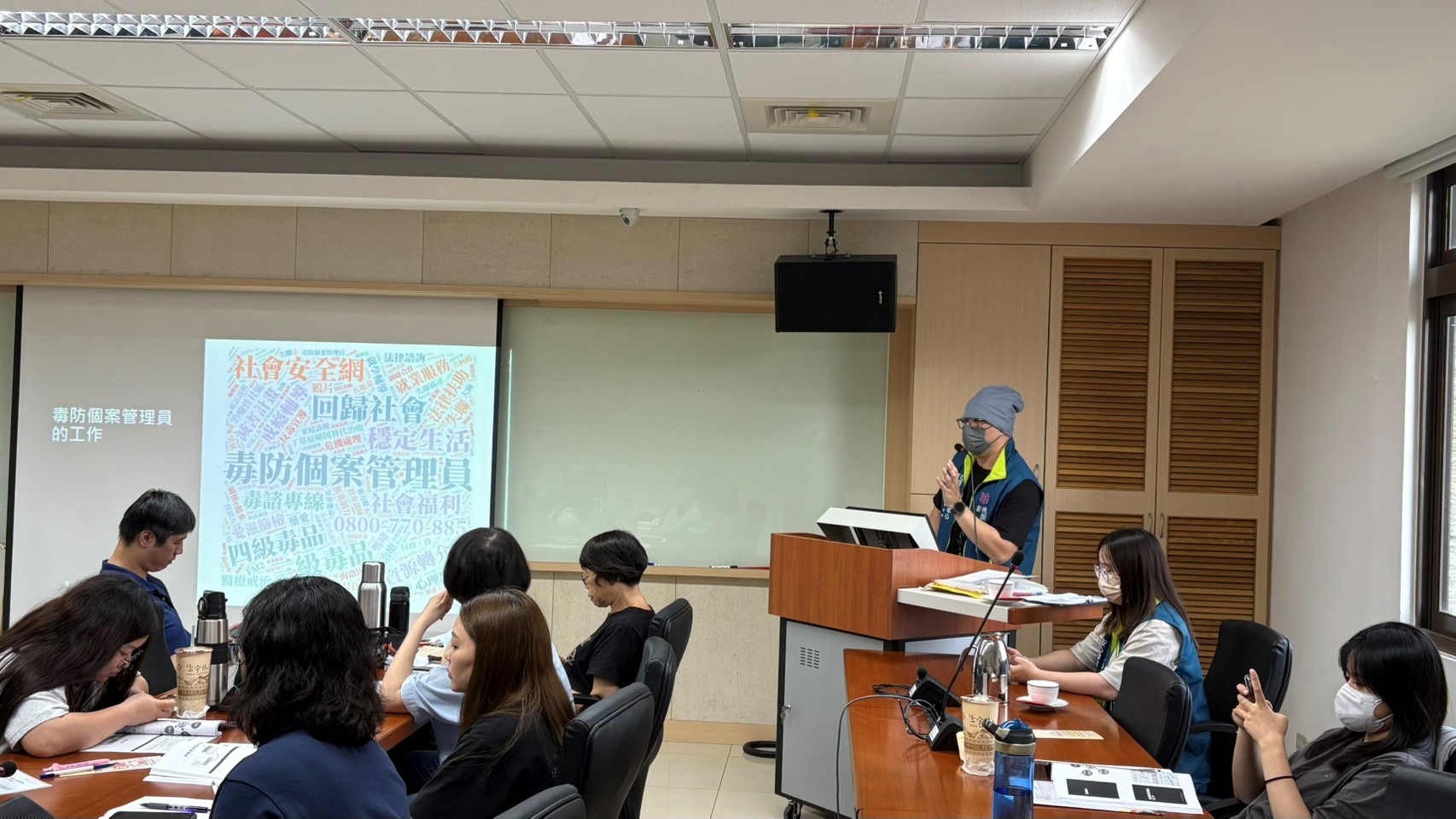 桃園毒品危害防制中心黃偉倫個管員講授毒品危害防制中心介紹及服務內容