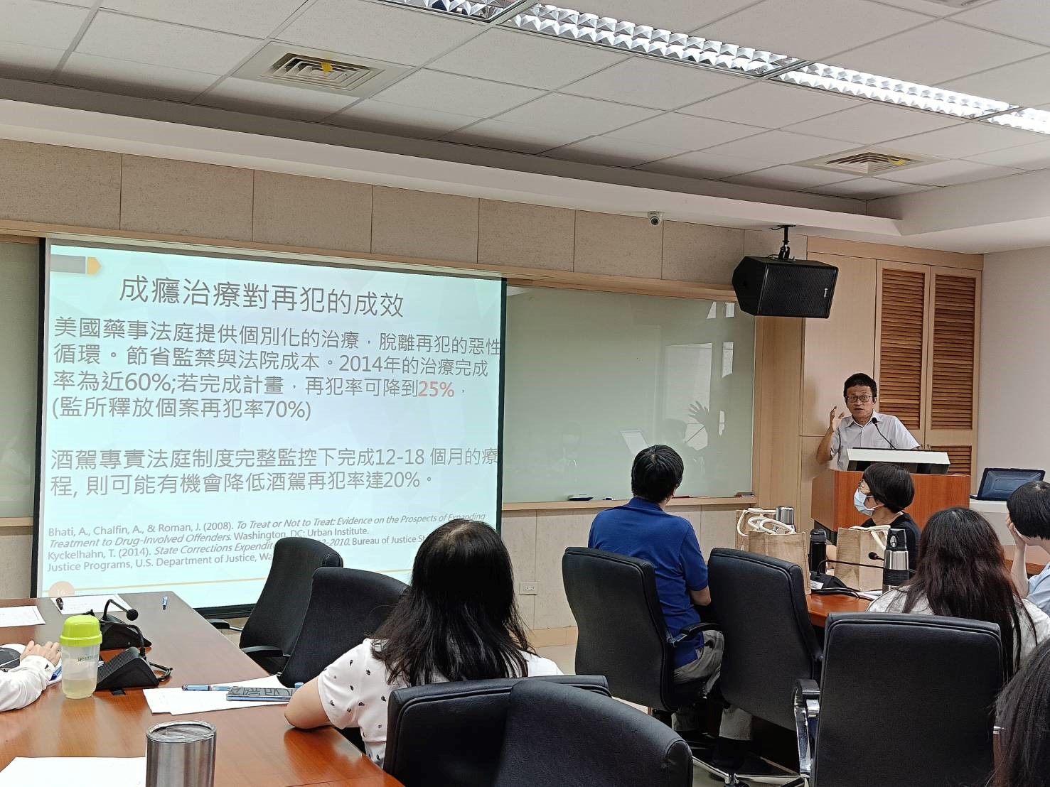 桃園療養院成癮治療科吳坤鴻主任講授戒癮治療服務流程及降低再犯的成效