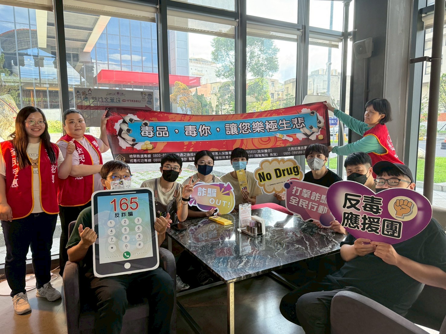 大家手舉布條及手舉牌，齊心反毒識詐，共創美好家園