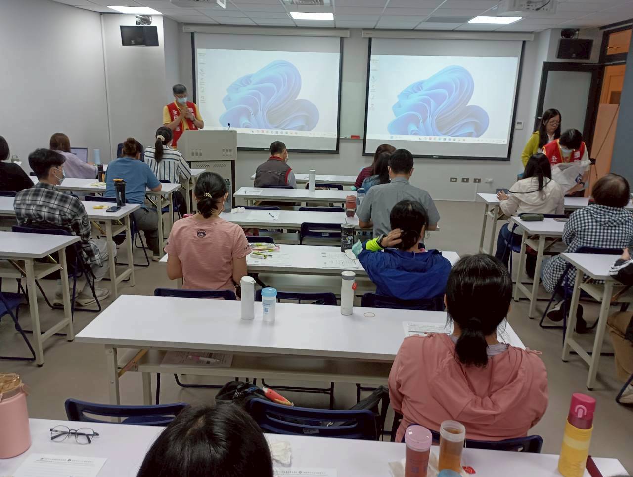 本署同仁向工商企業員工宣導打詐反毒內容