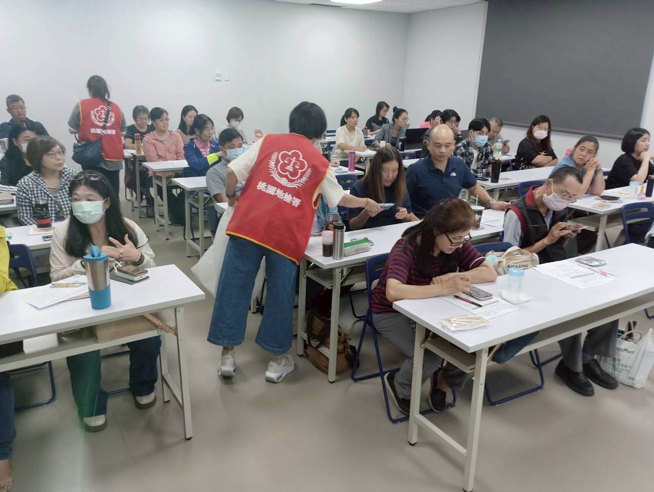 本署同仁發給參與宣導活動人員宣導禮品