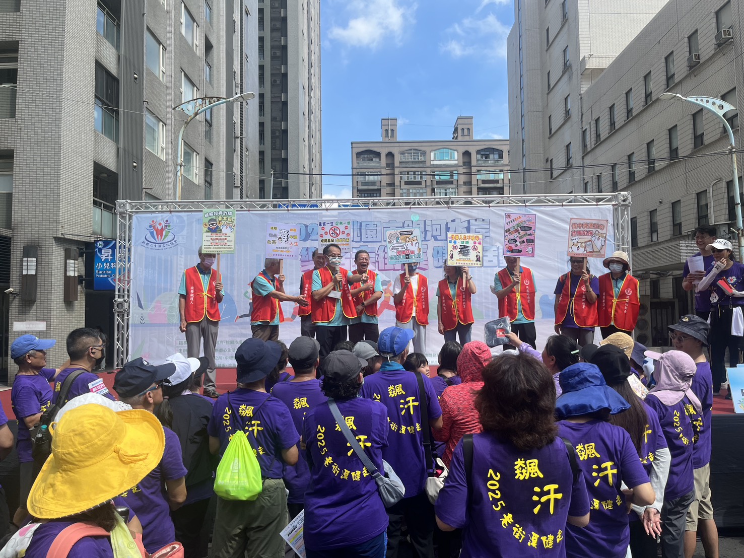 圖2、主任觀護人偕同榮譽觀護人上台宣導。