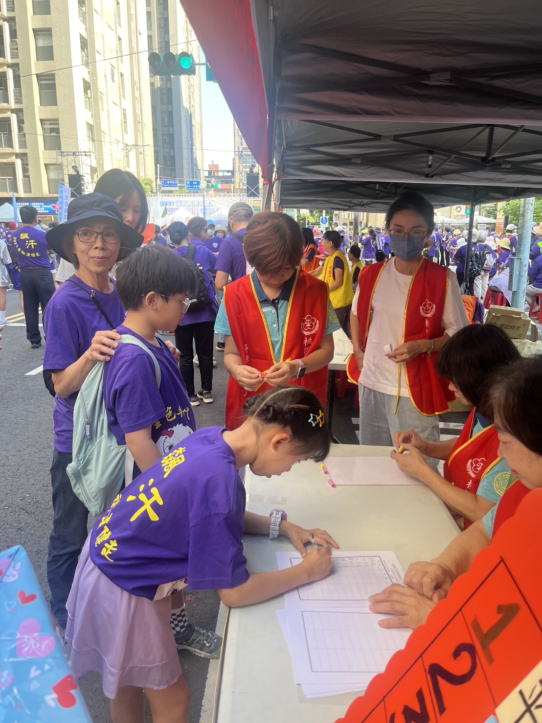 圖4、藉由有獎徵答宣導反毒打詐，現場活動熱絡。