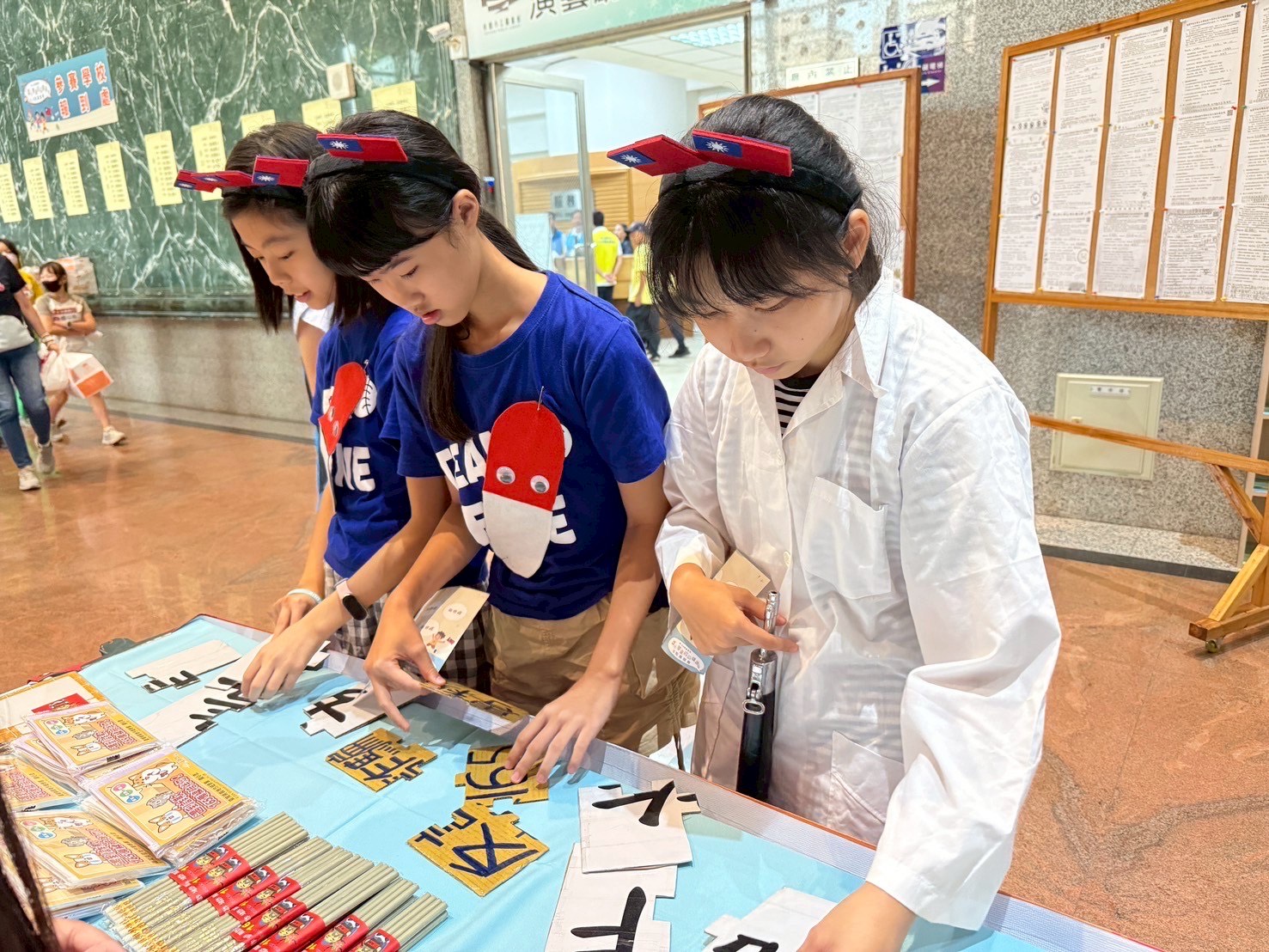 本署同仁以桌遊方式向學童宣導打詐反毒內容