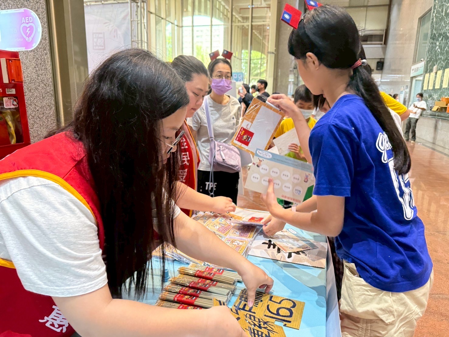 本署同仁發給學童宣導禮品