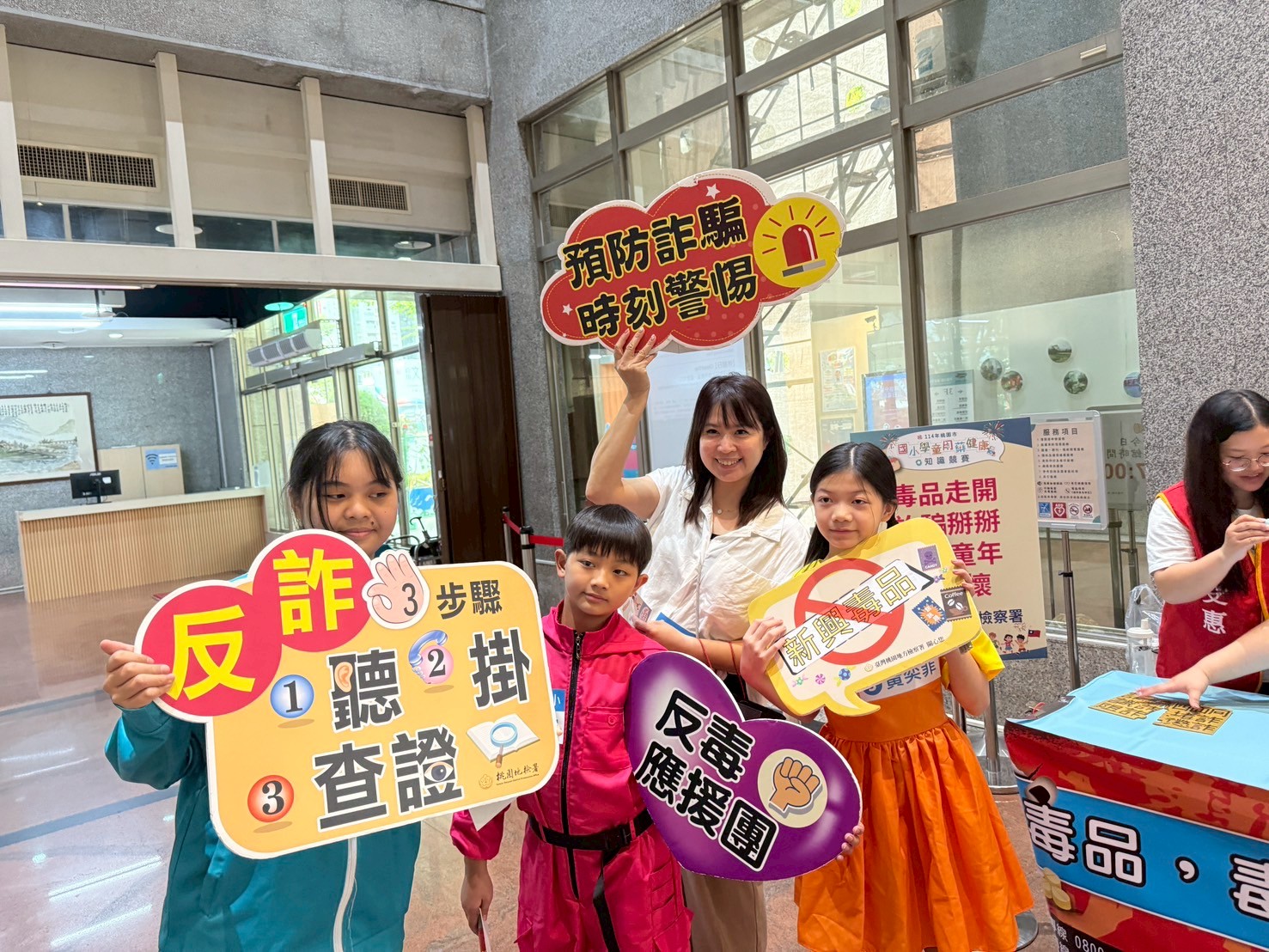 現場學童齊聲響應口號，展現守護自我的決心