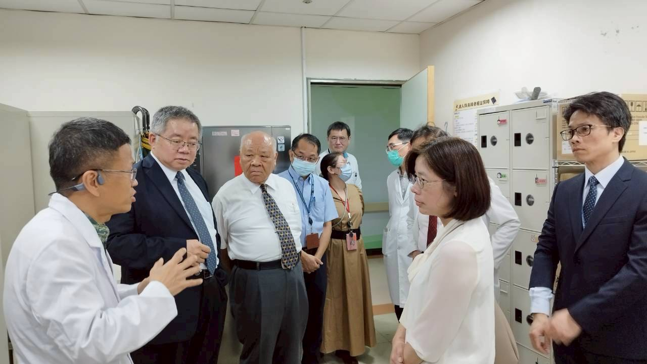 圖2、成癮治療科吳坤鴻主任介紹美沙冬取藥流程。