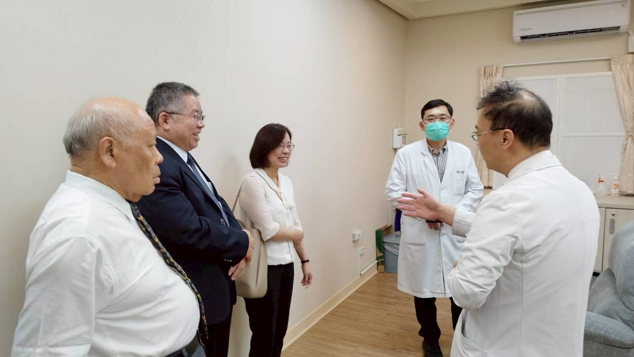 圖4、李俊宏副院長及詹佳祥主任講解磁脈衝+微電流刺激療法。