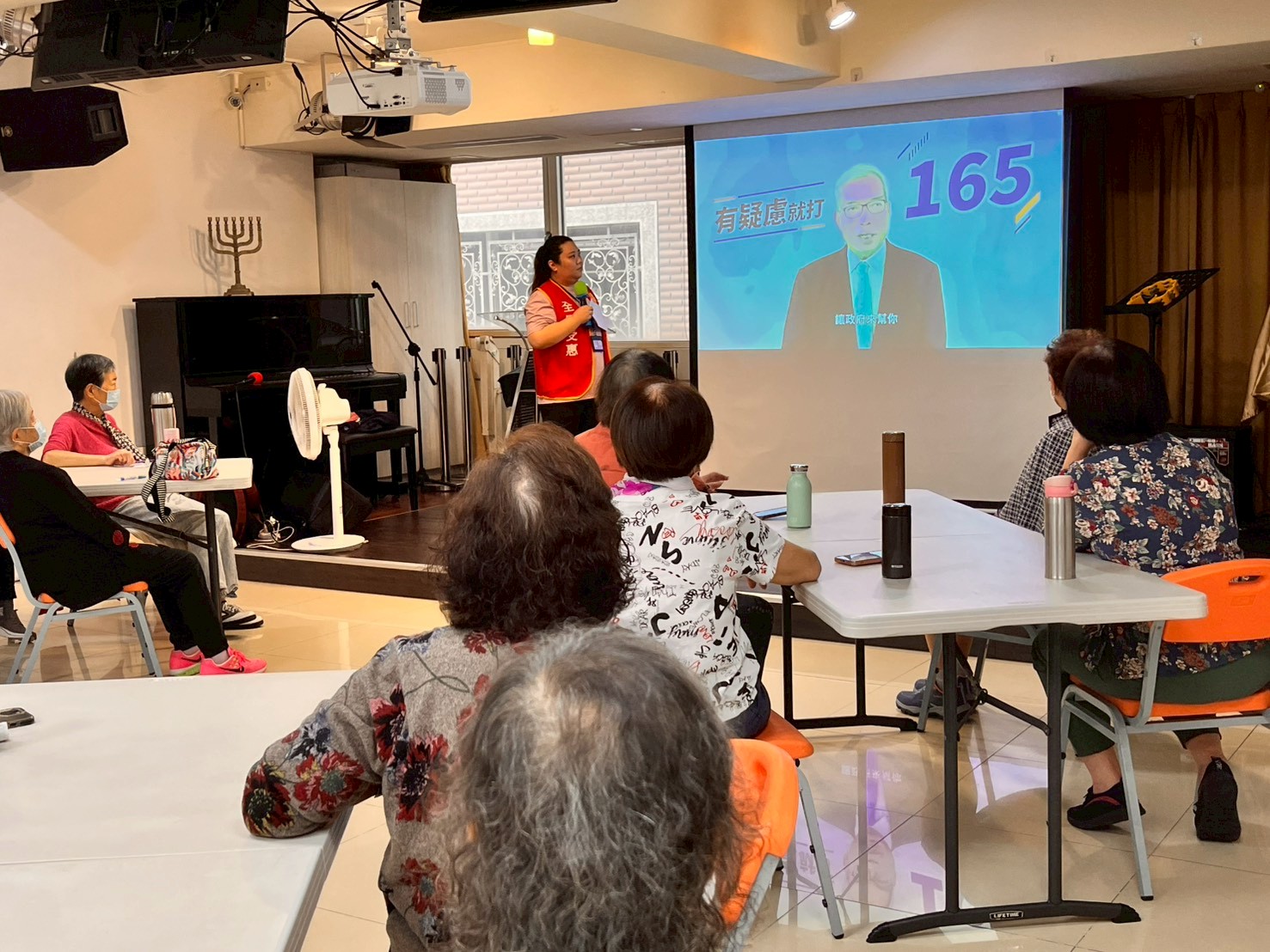 本署同仁以影片方式向長者宣導打詐反毒內容