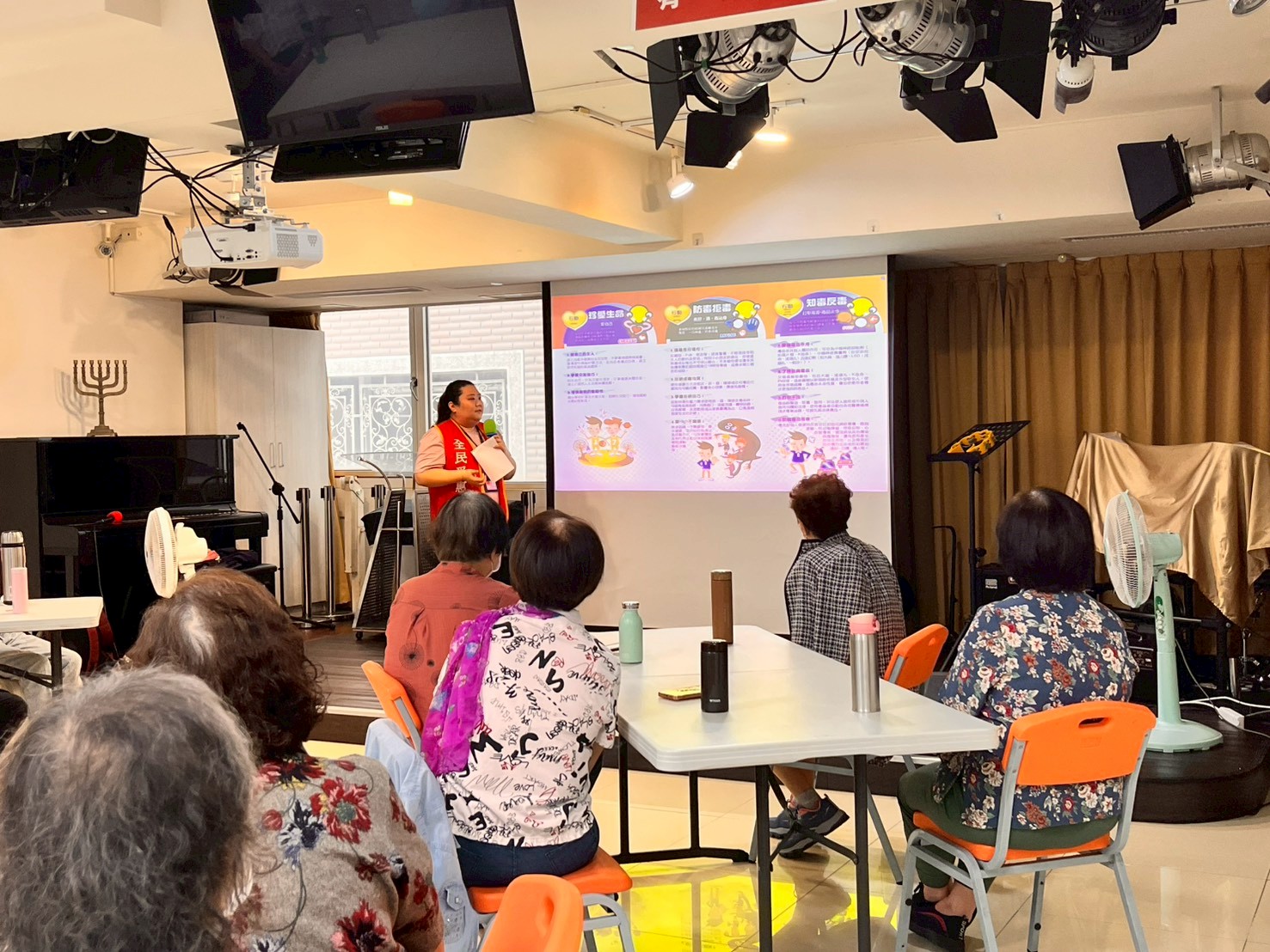 本署同仁向長者分享防詐步驟