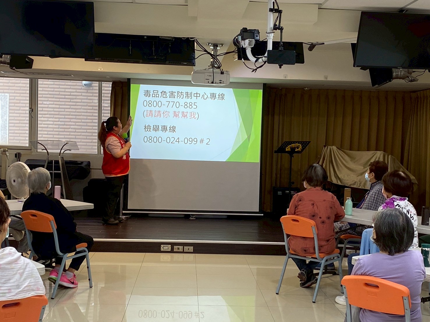 本署同仁向長者宣導專線電話