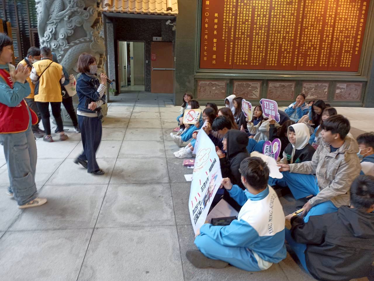 宣導團及陽明高中老師與同學熱情互動