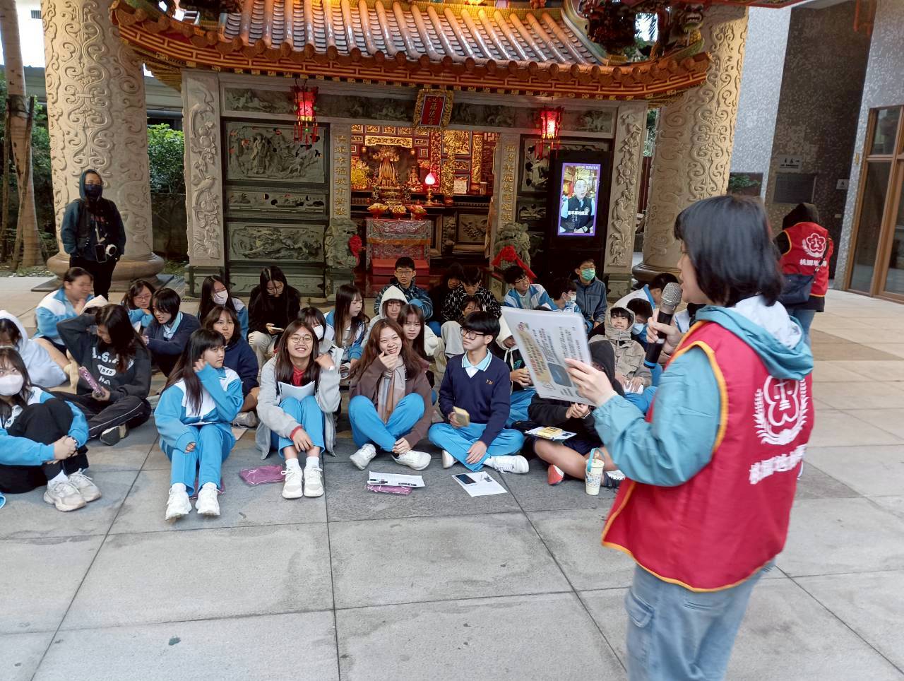 同學們專注的聆聽主持人講解反毒打詐宣導