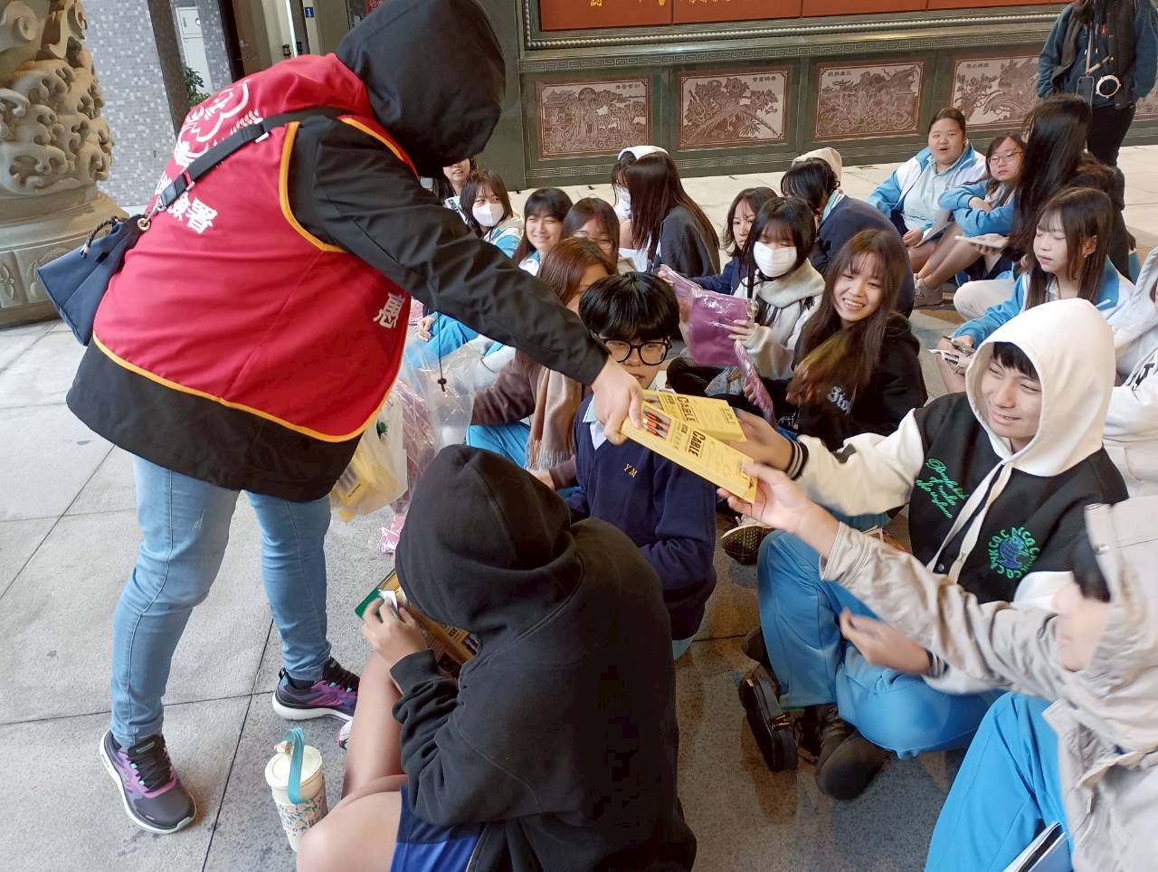 宣導團頒發有獎徵答禮物給答對題目的同學以資鼓勵