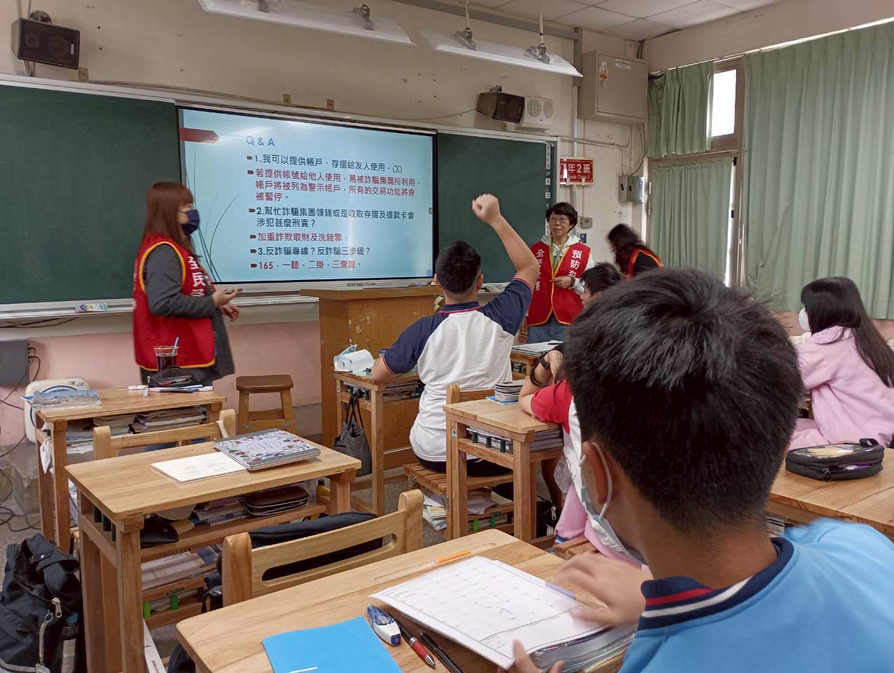 本署同仁與學生互動有獎徵答