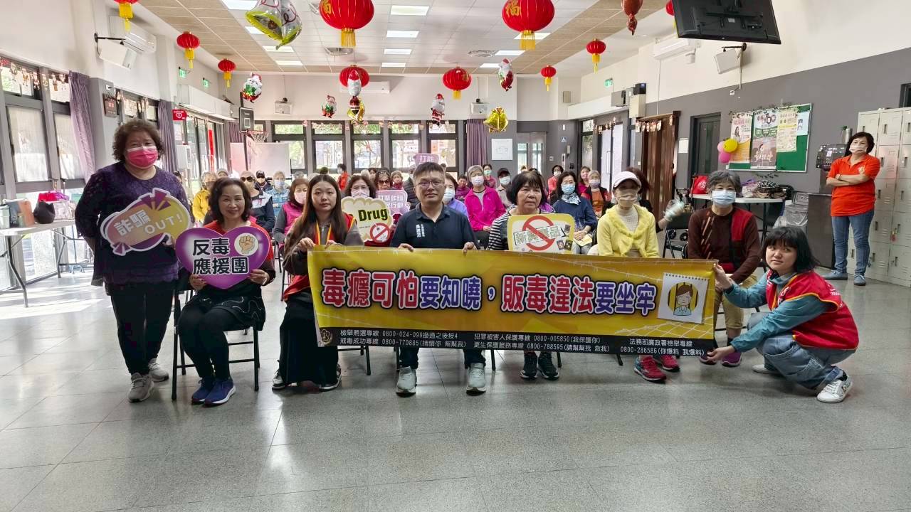 銀髮族與宣導團一同合照