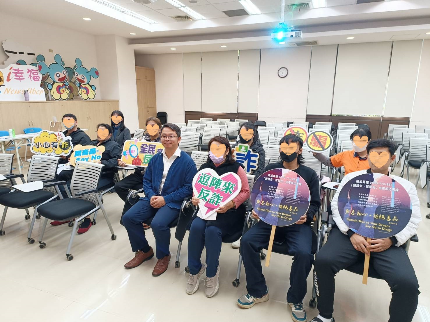 圖一、法律扶助基金會陳君維律師與學員們及通譯合影