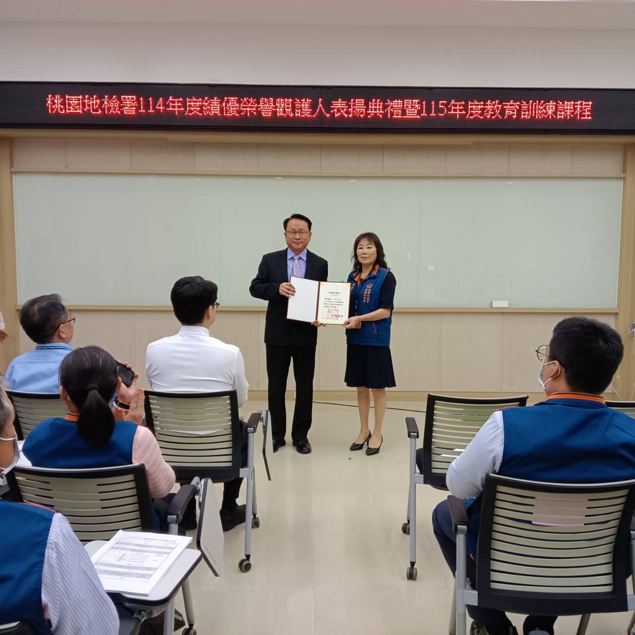 圖1、張春暉檢察長頒發法務部績優榮譽觀護人獎狀予林彩紋理事長。