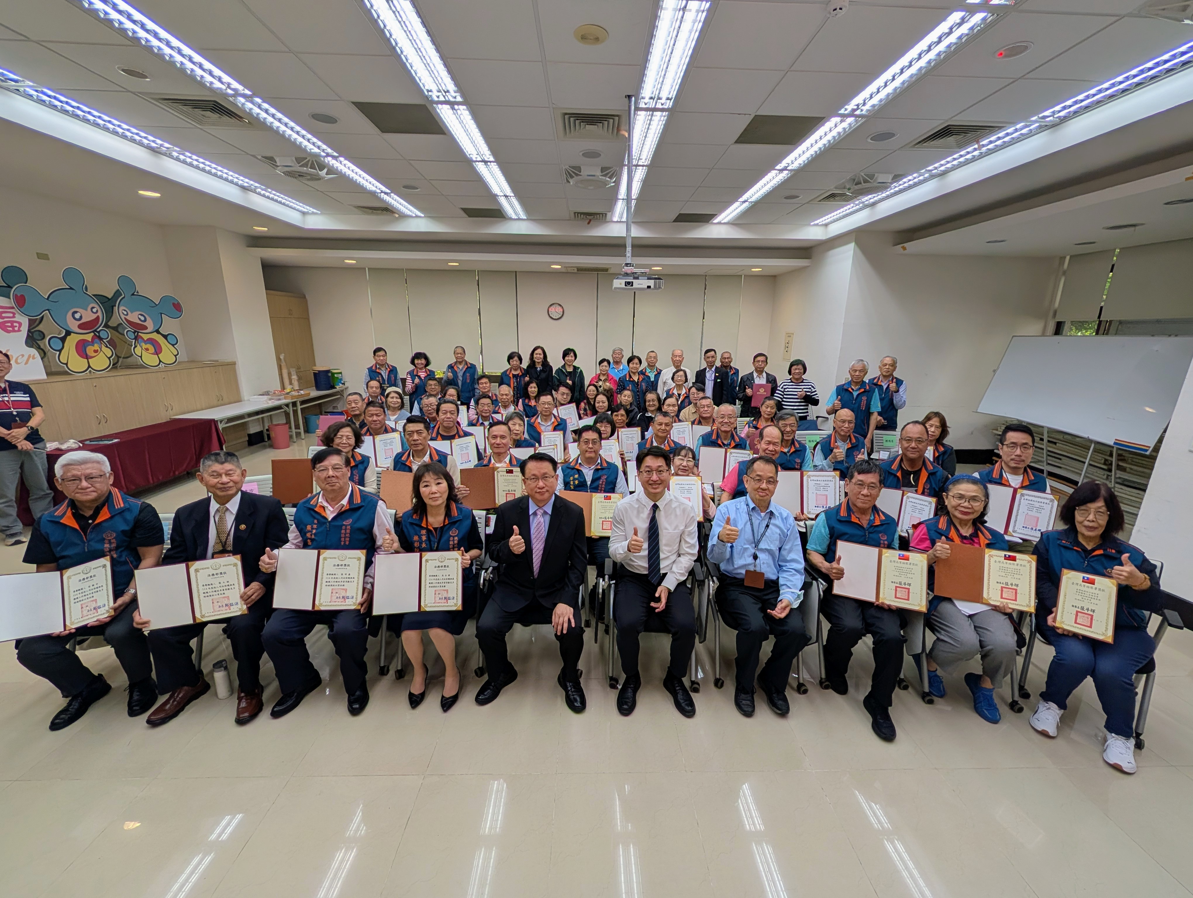 圖2、114年度績優榮譽觀護人及本署團隊合影