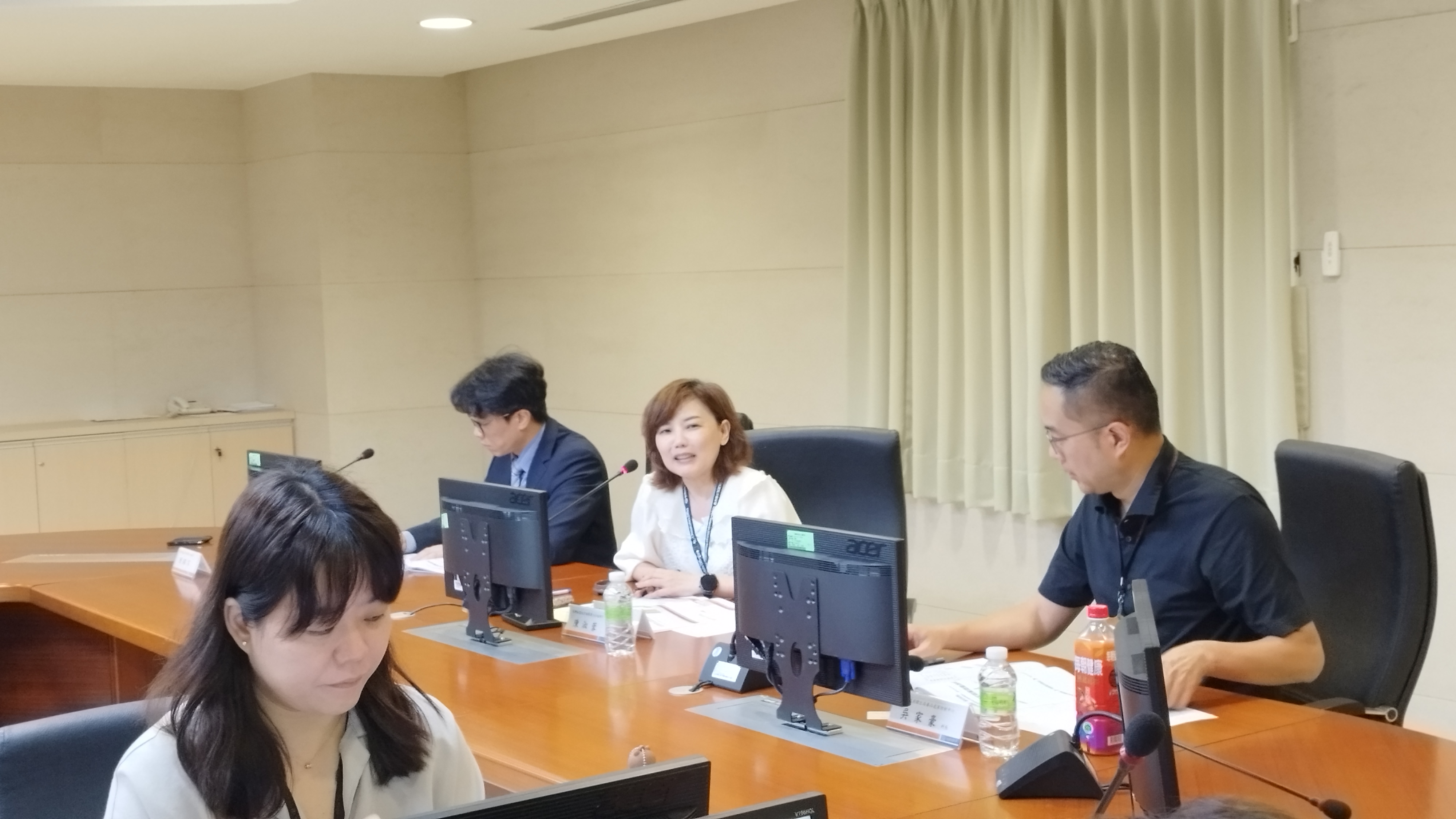 圖3、由本署陳淑蓉主任檢察官接續主持會議，與各網絡單位討論及交換意見。