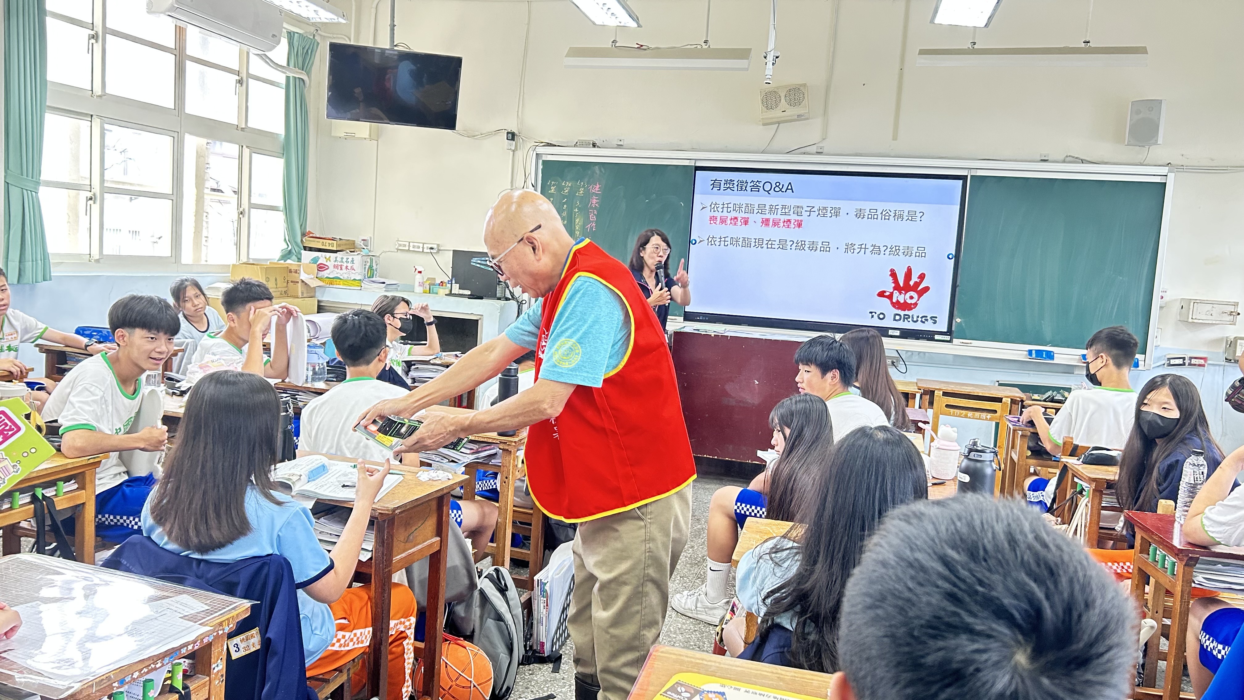 榮譽觀護人陳老師發送有獎徵答小禮物。