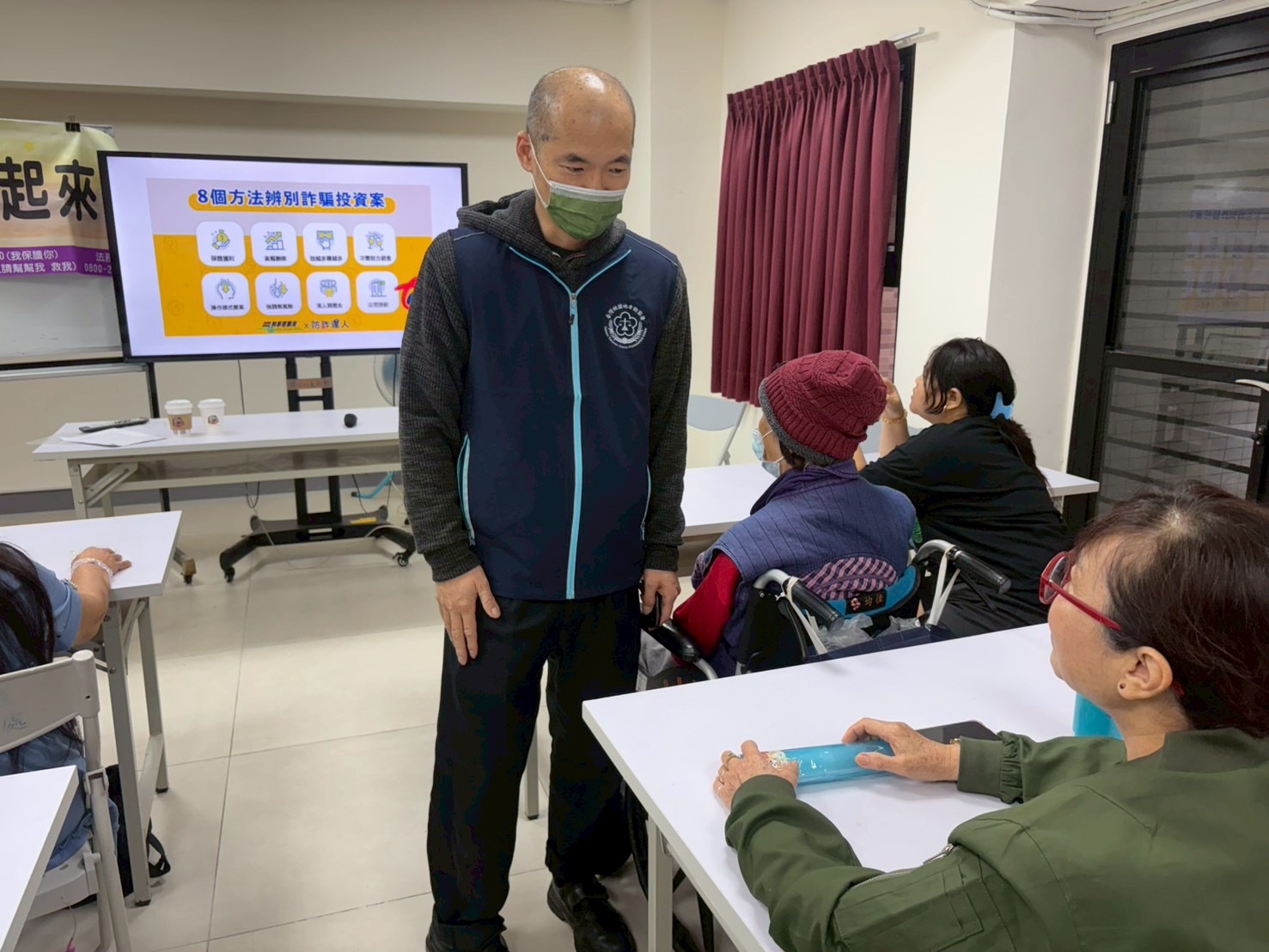 與現場民眾進行防詐騙互動
