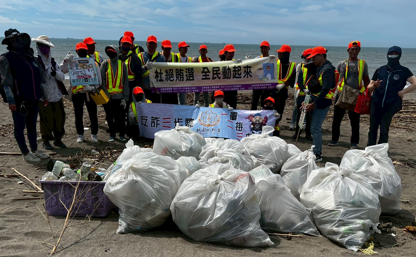 經過數小時揮汗努力，眾人齊心協力清理多達450公斤海洋垃圾，重重現海灘原貌。