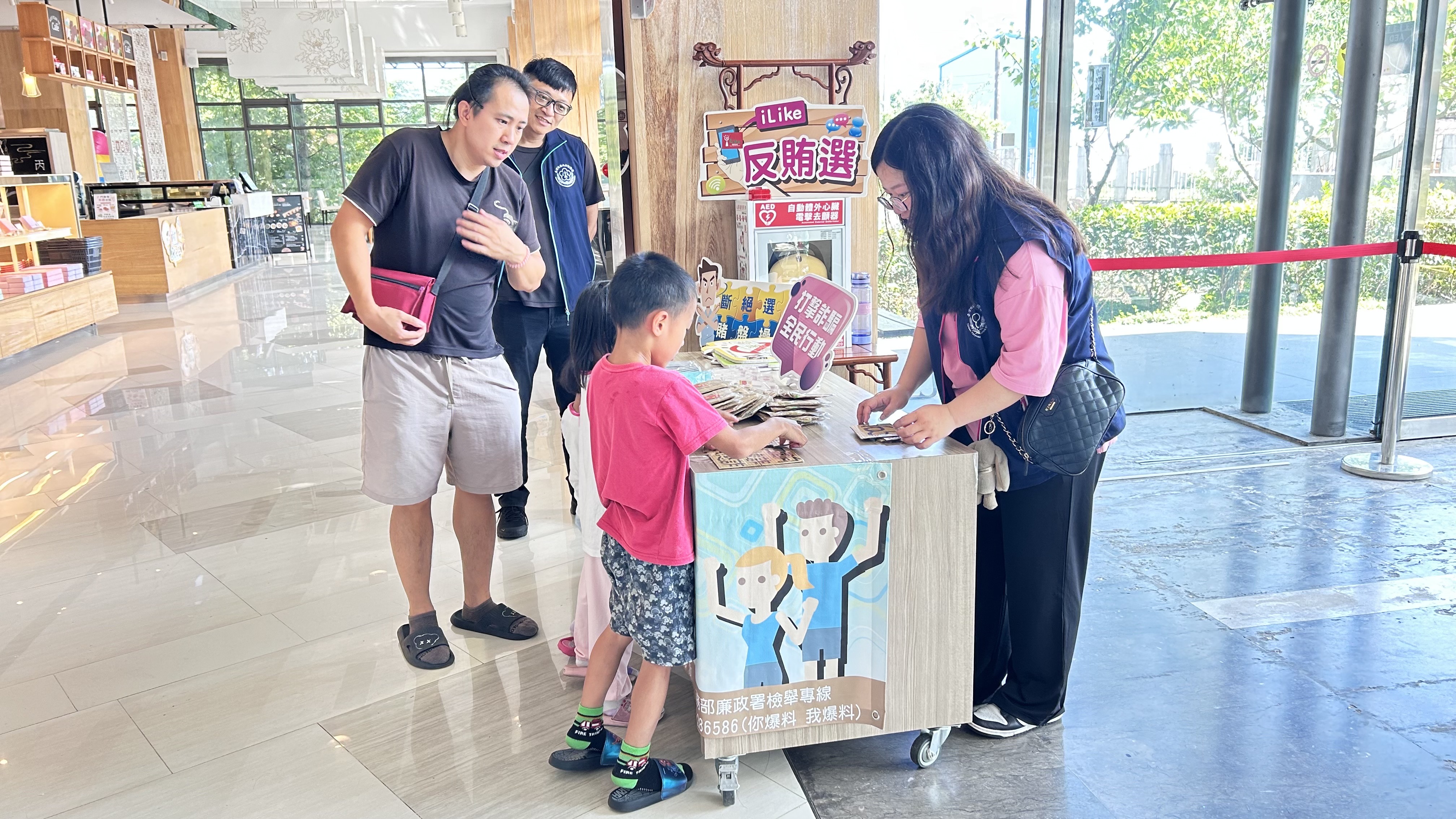 3大人與小孩一同參與遊戲