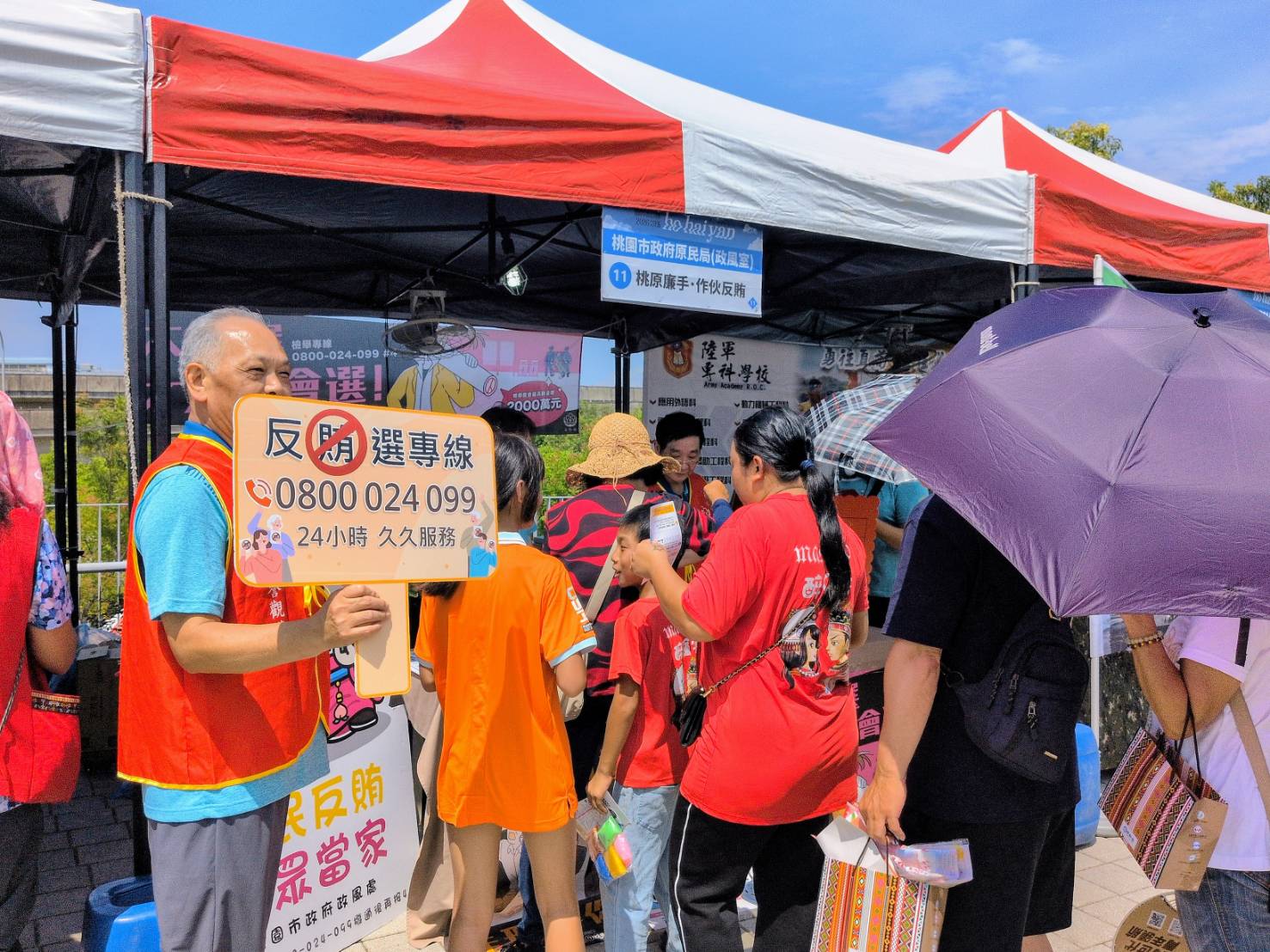 07-照片2(反賄選宣導攤位吸引民眾踴躍排隊參加有獎徵答)