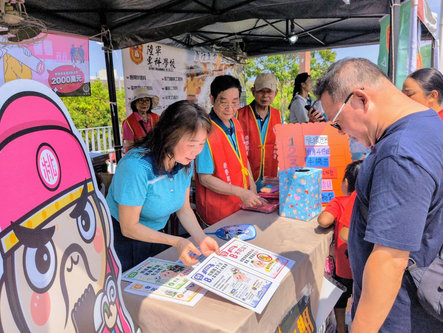 08-照片3(觀護人與民眾進行反賄選有獎徵答互動)