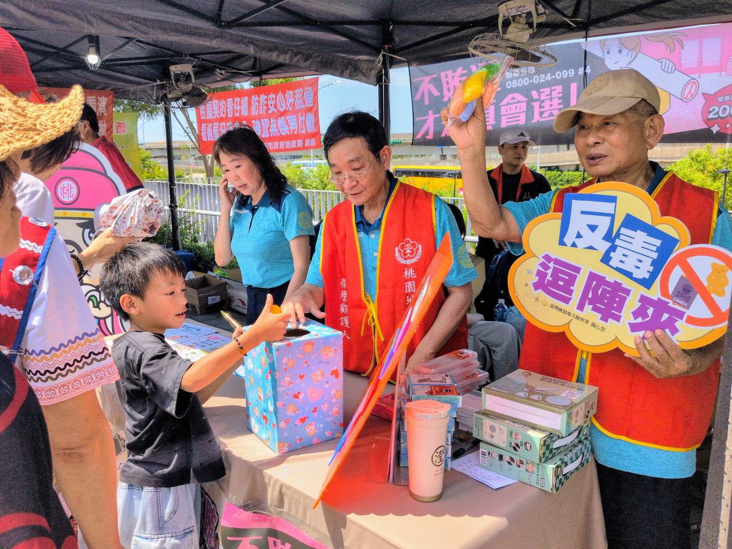 09-照片4(透過與民眾熱情互動深化反賄選宣導成果)