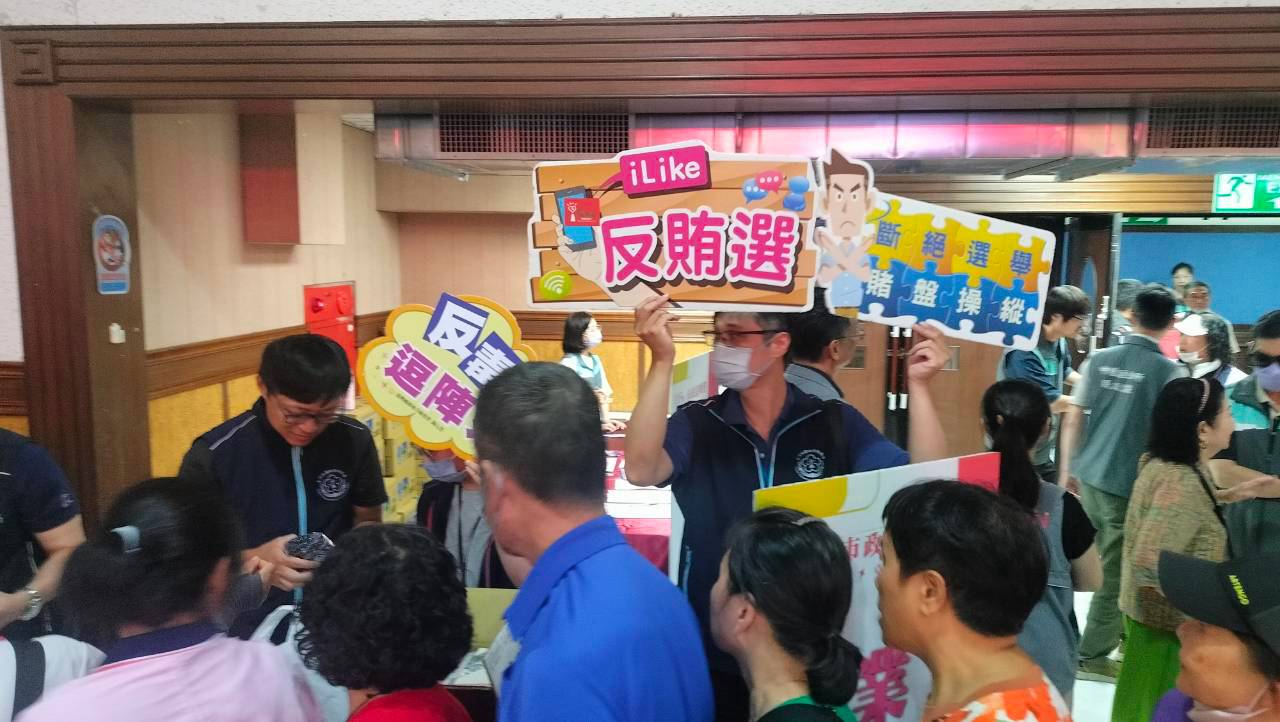 民眾排隊答題領取宣導品