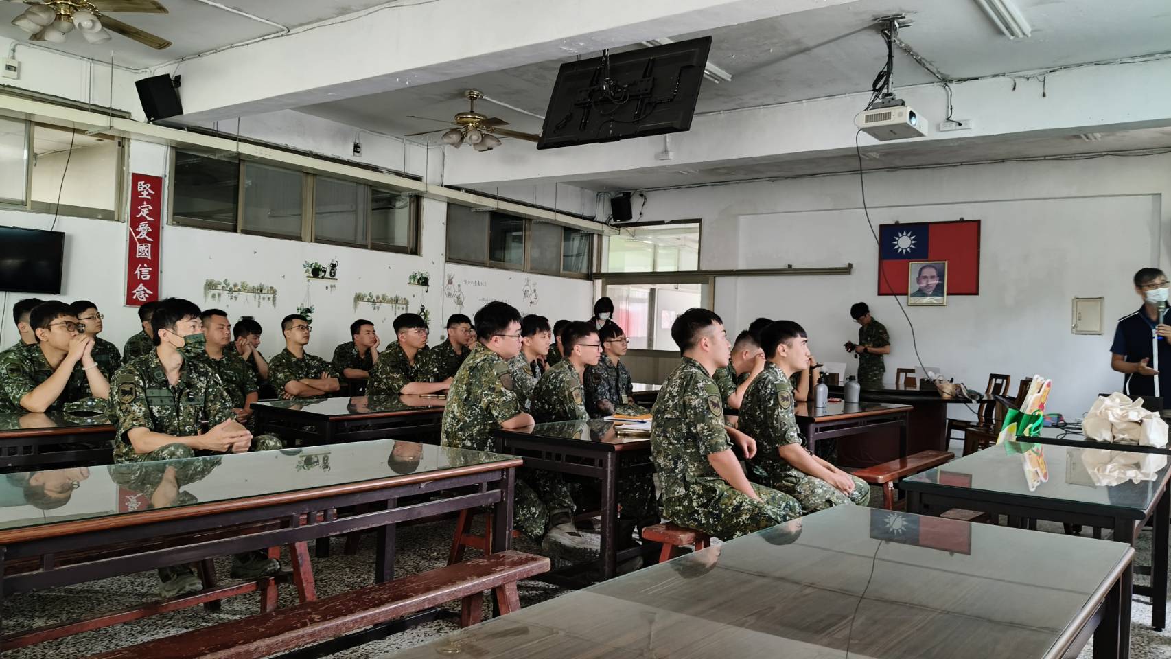 國軍弟兄認真聽講。