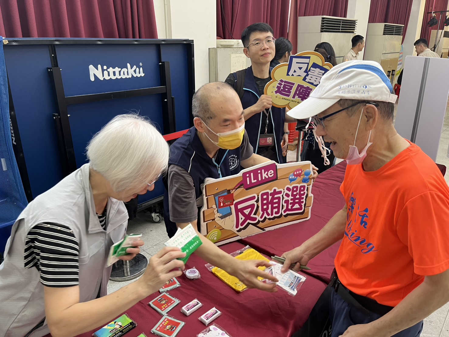 向民眾宣導反賄選，民眾開心領取宣導品。