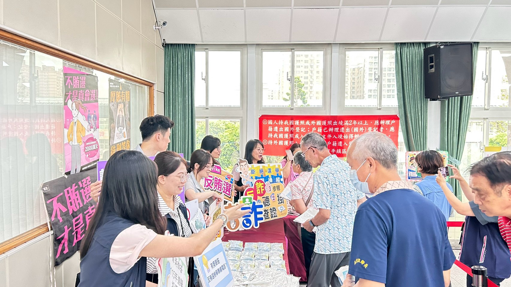 透過與民眾熱情互動強化民眾反賄選、反詐觀念