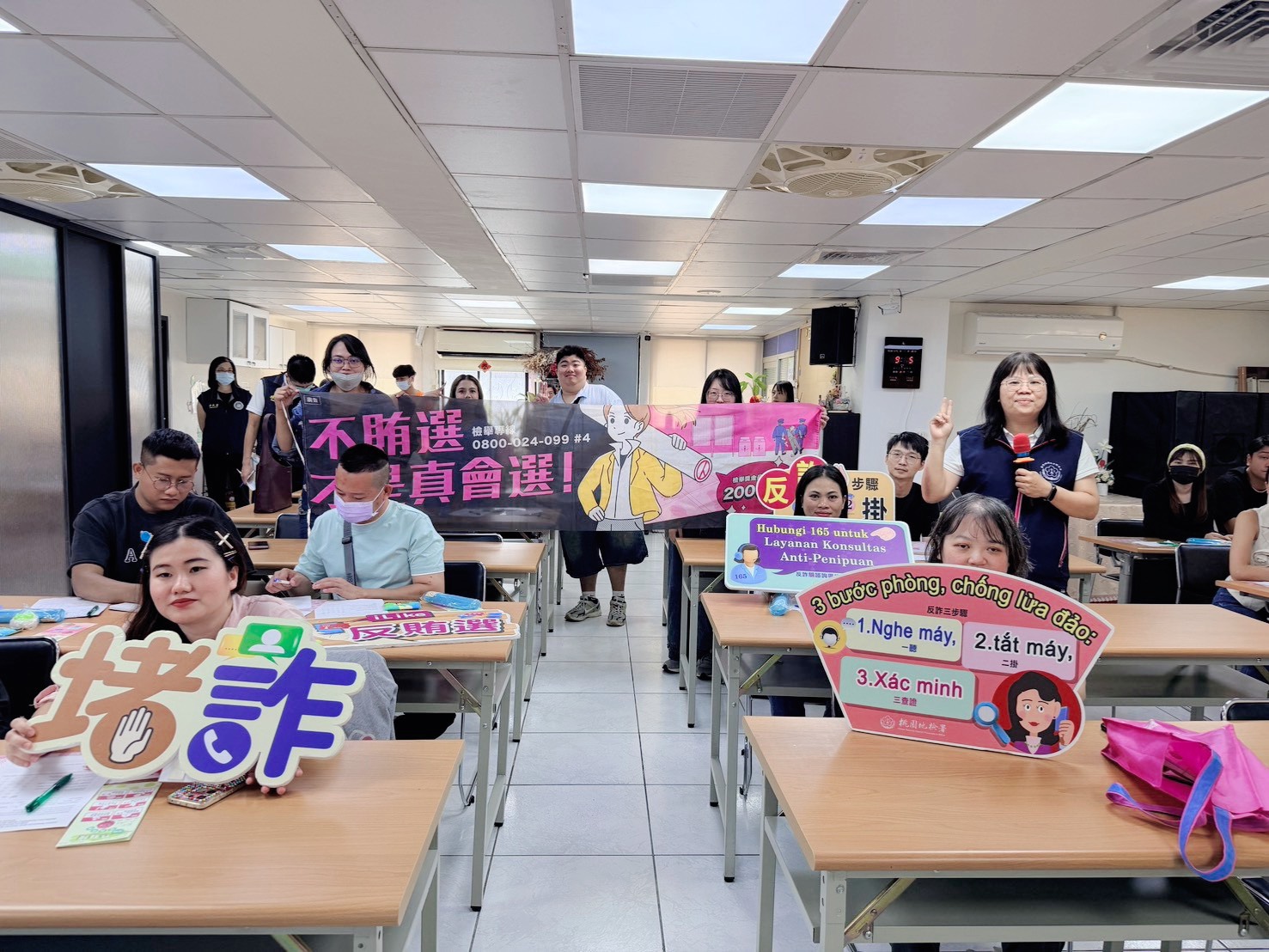 2.本署邀請新住民一同舉起反賄選舉牌，共同支持反賄行動。